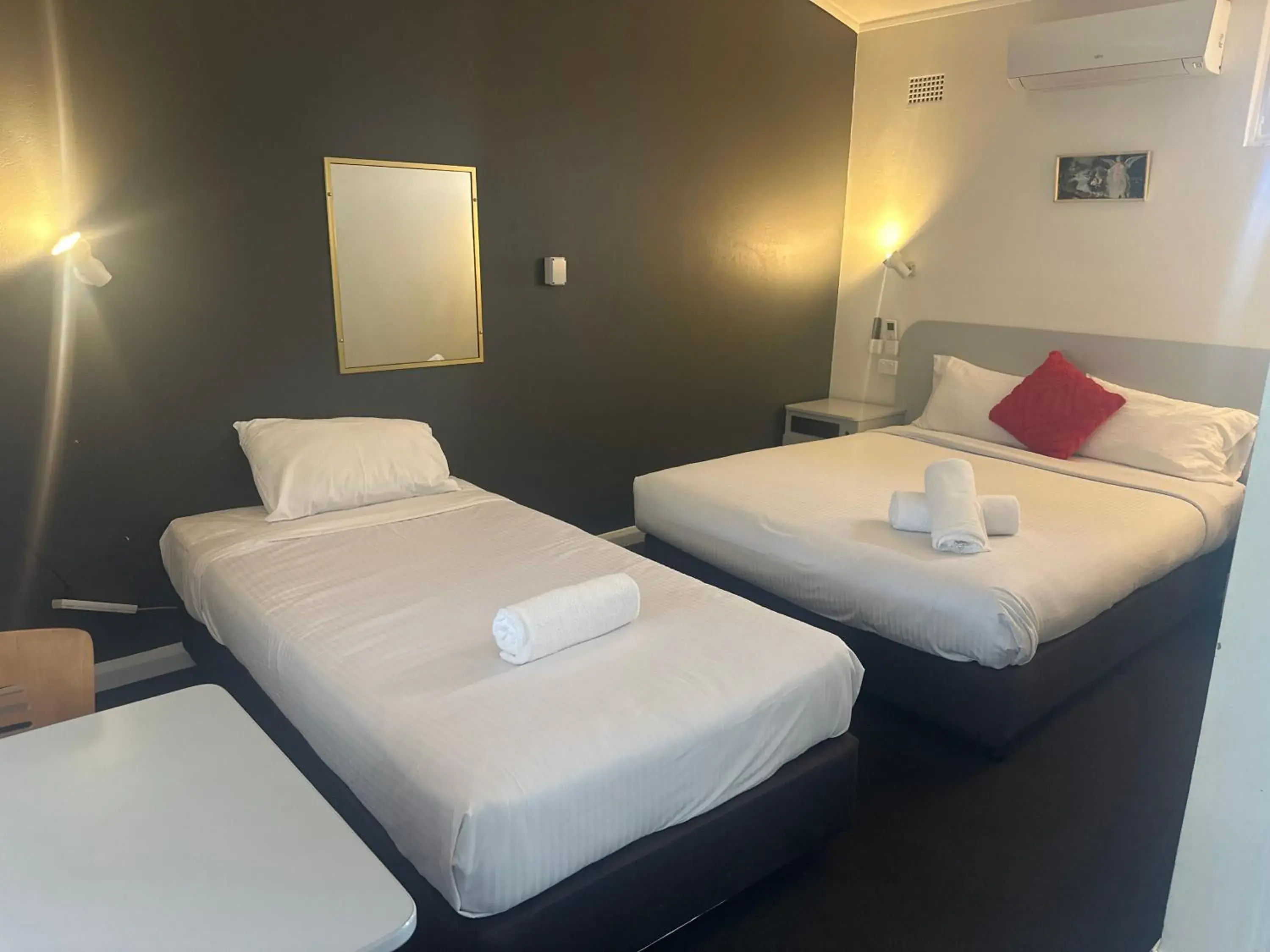 Bed in Memphis Motor Inn Bed in Memphis Motor Inn