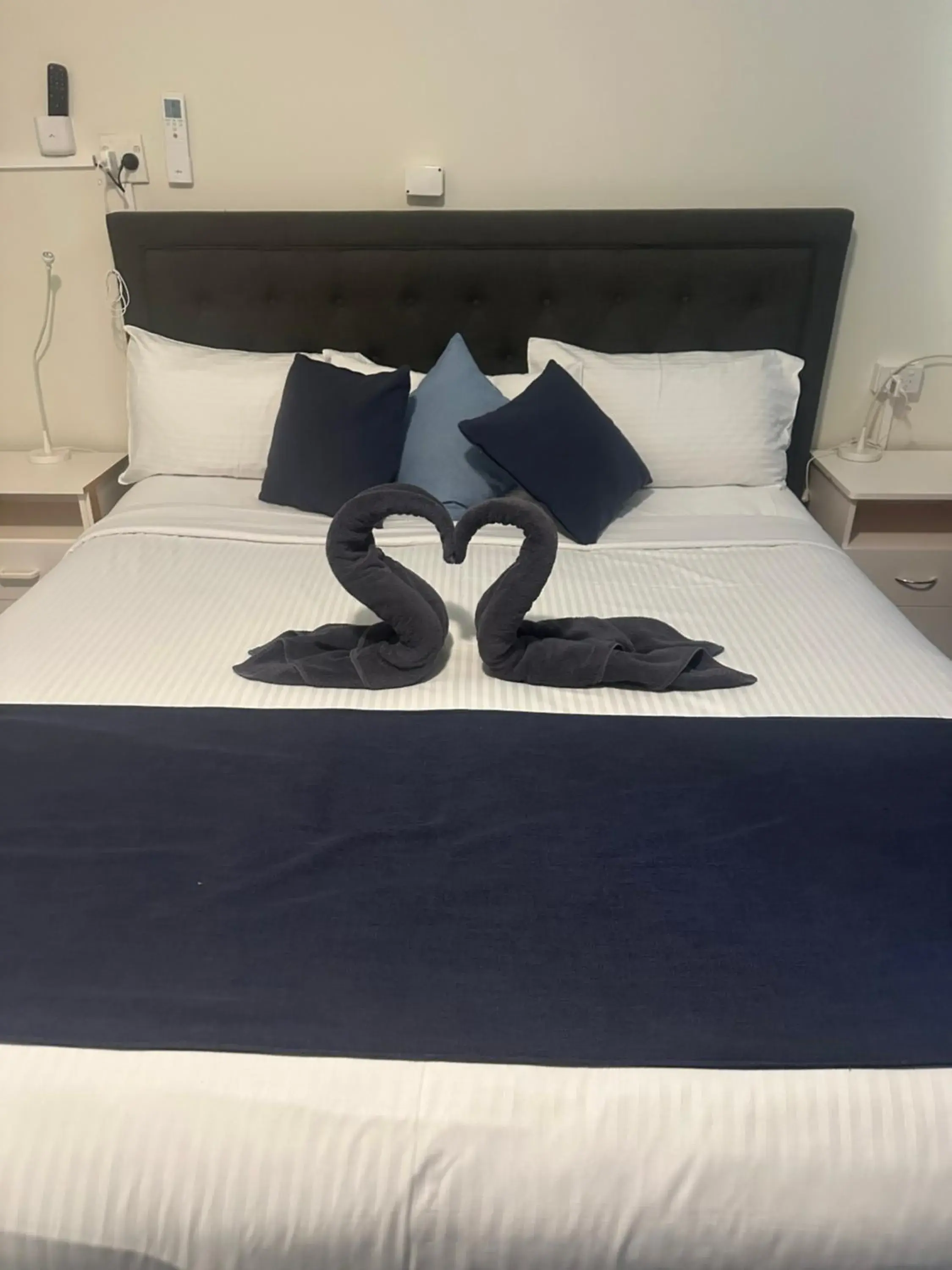 Bed in Memphis Motor Inn Bed in Memphis Motor Inn