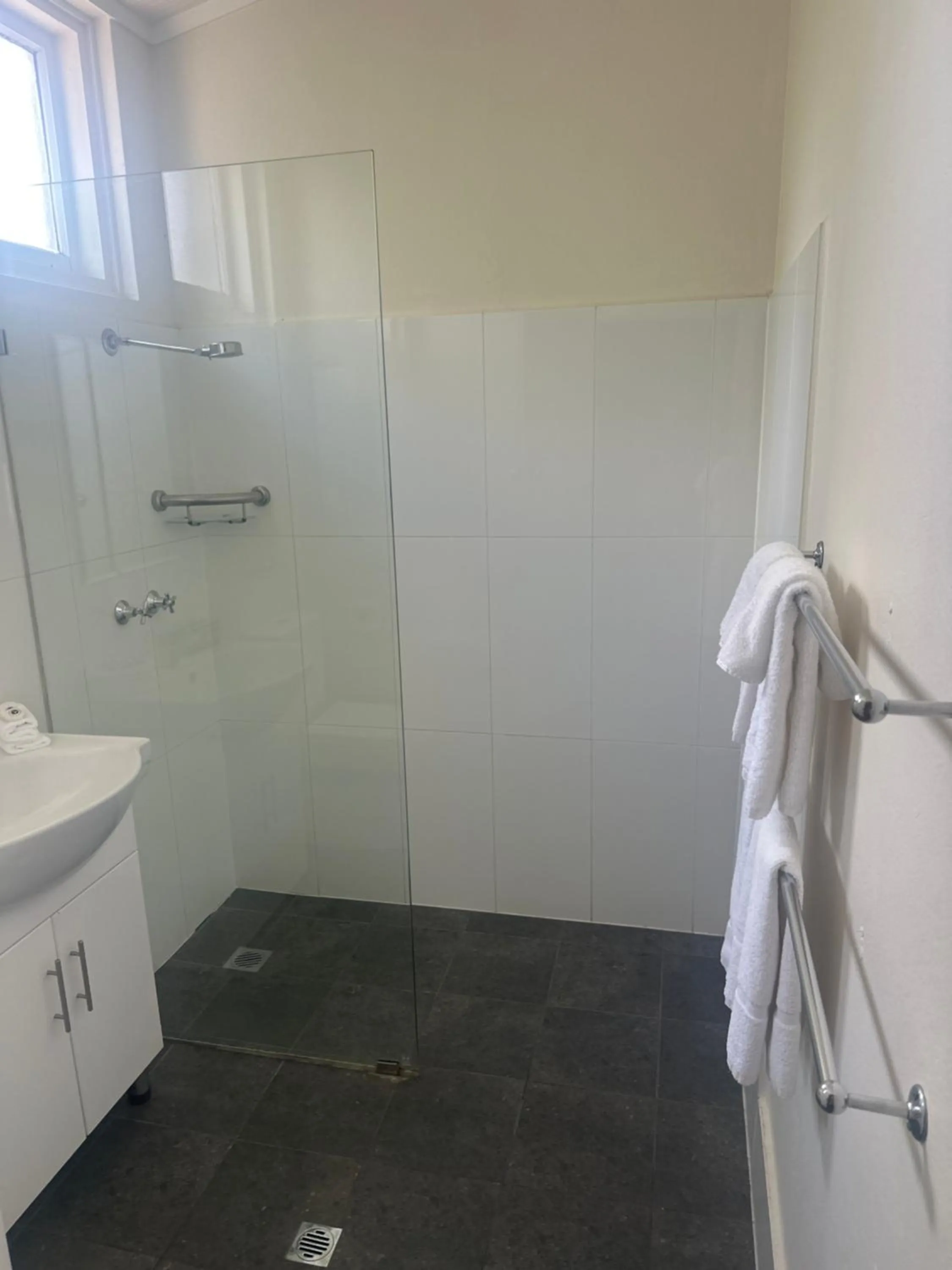Shower in Memphis Motor Inn- UNDER NEW MANAGEMENT