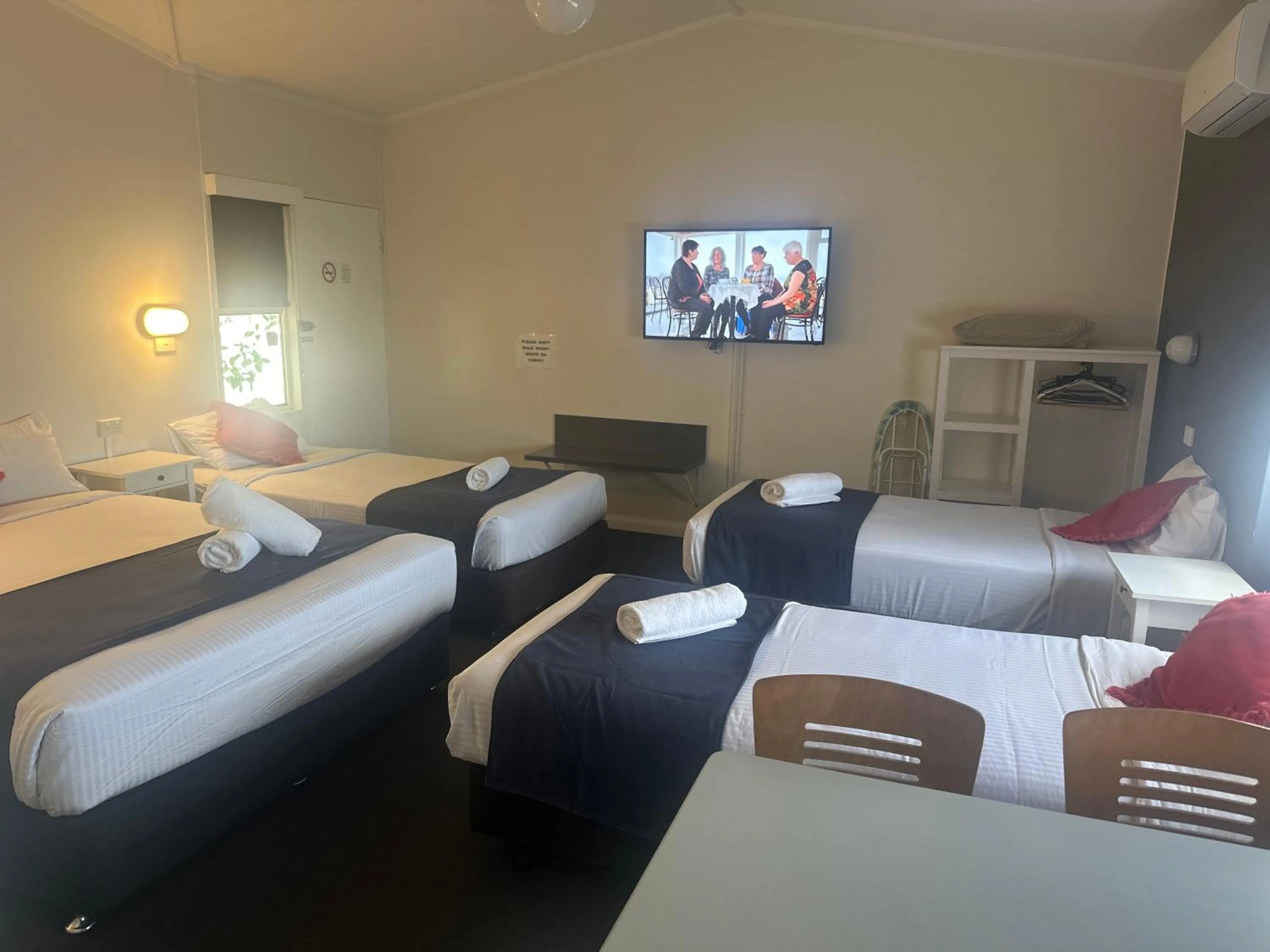 Communal lounge/ TV room, Bed in Memphis Motor Inn- UNDER NEW MANAGEMENT