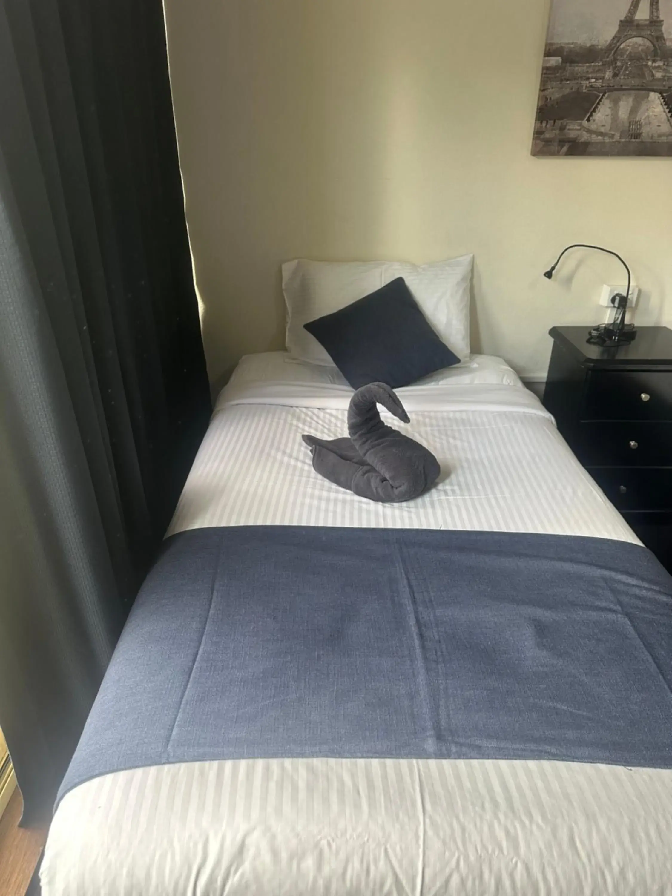 Bed in Memphis Motor Inn Bed in Memphis Motor Inn