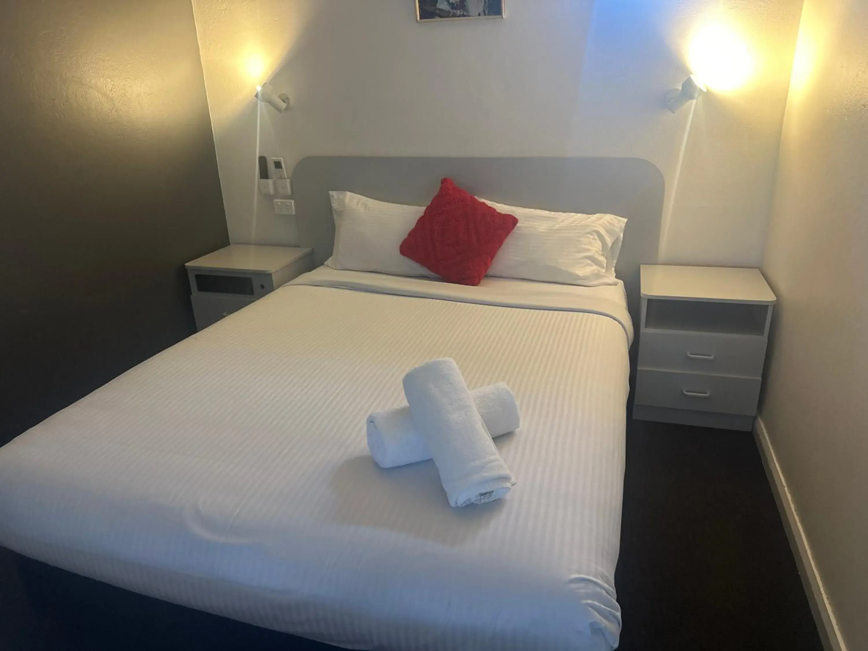 Bed in Memphis Motor Inn Bed in Memphis Motor Inn