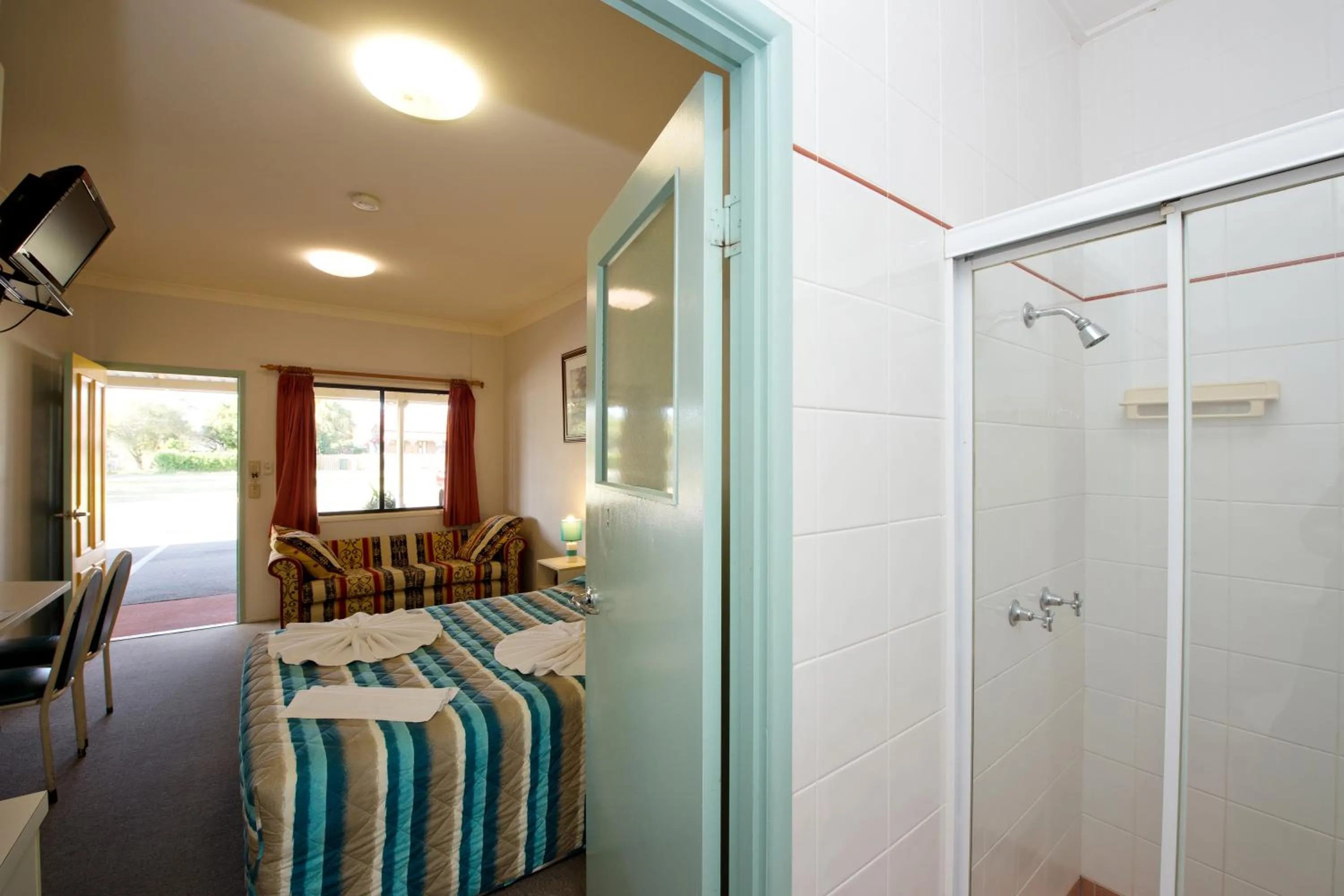 Shower, Bed in Lamington Hotel Motel - Detached Motel