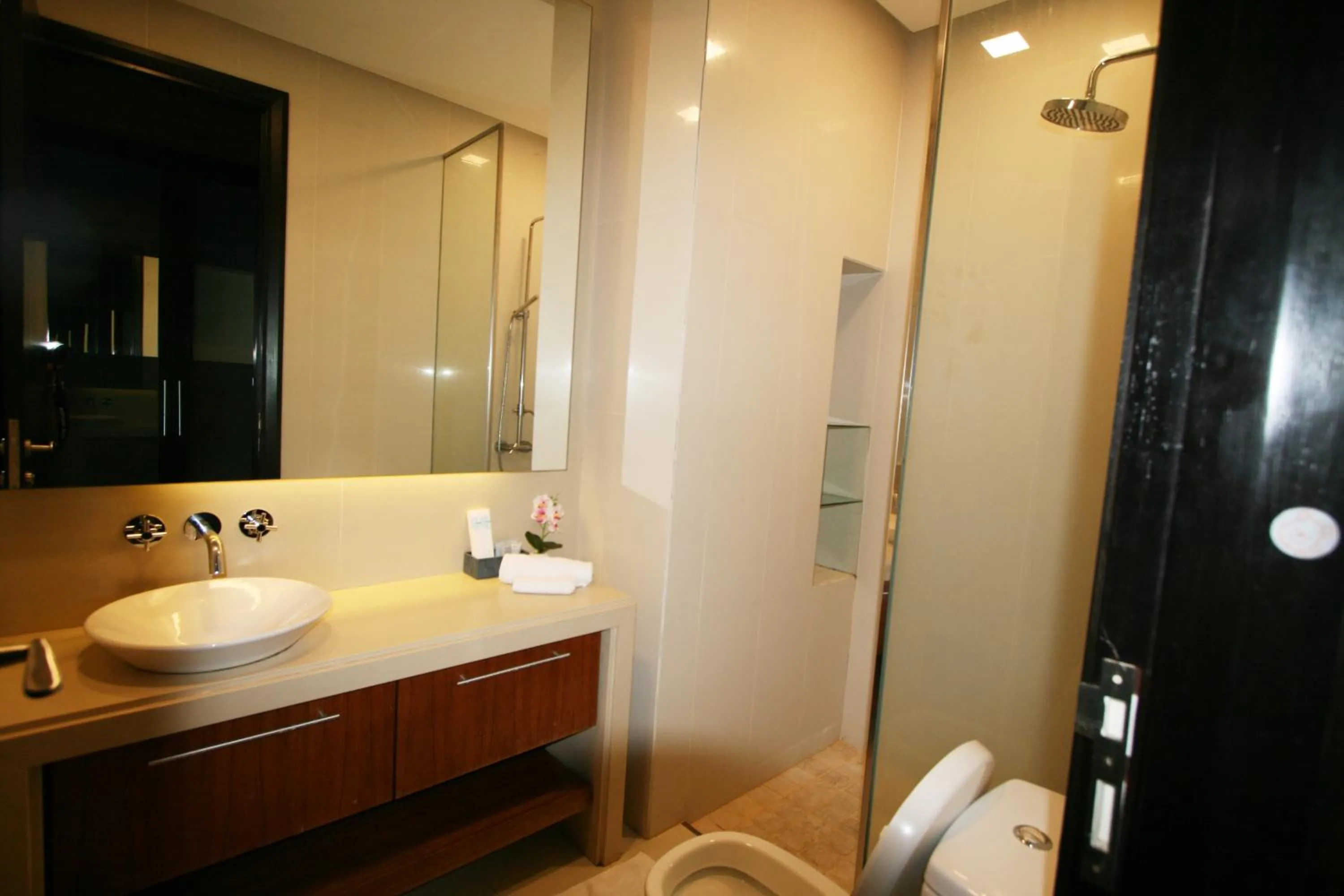 Shower in Profolio @ Straits Quay