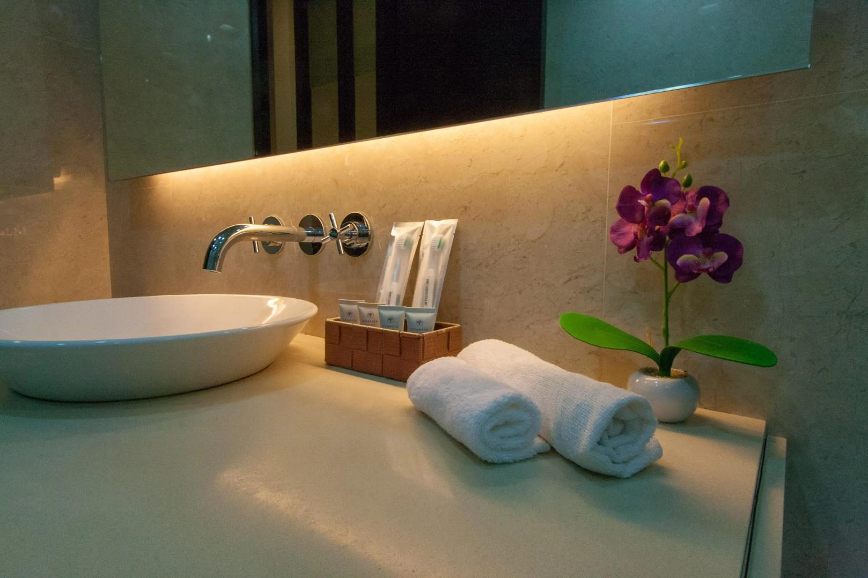 Shower in Profolio @ Straits Quay