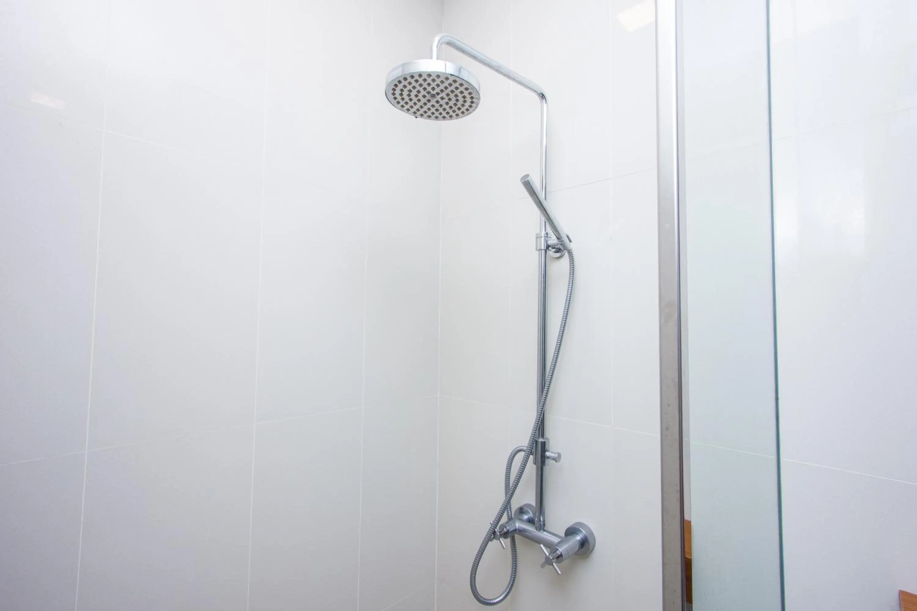 Shower in Profolio @ Straits Quay