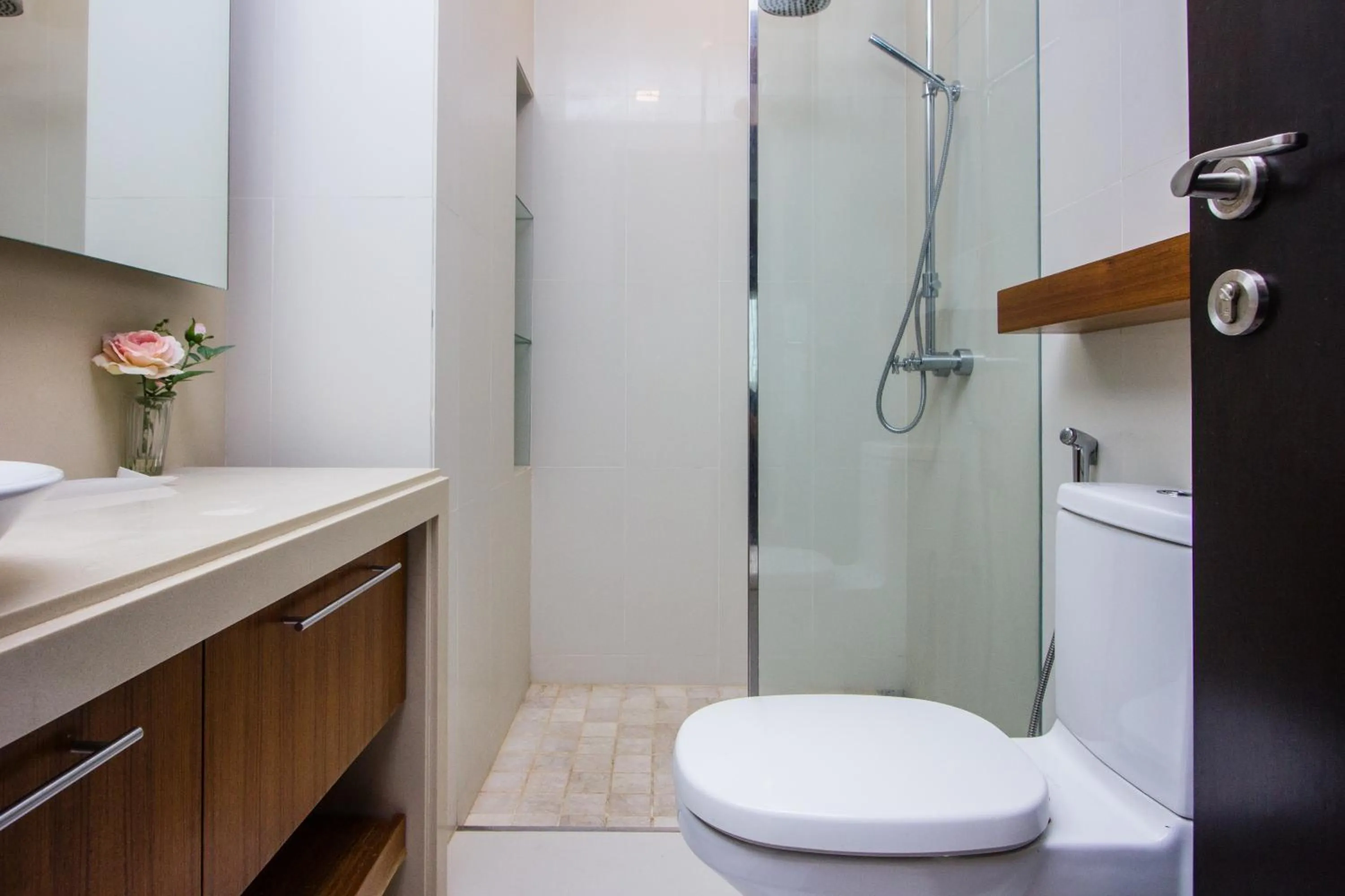 Shower in Profolio @ Straits Quay