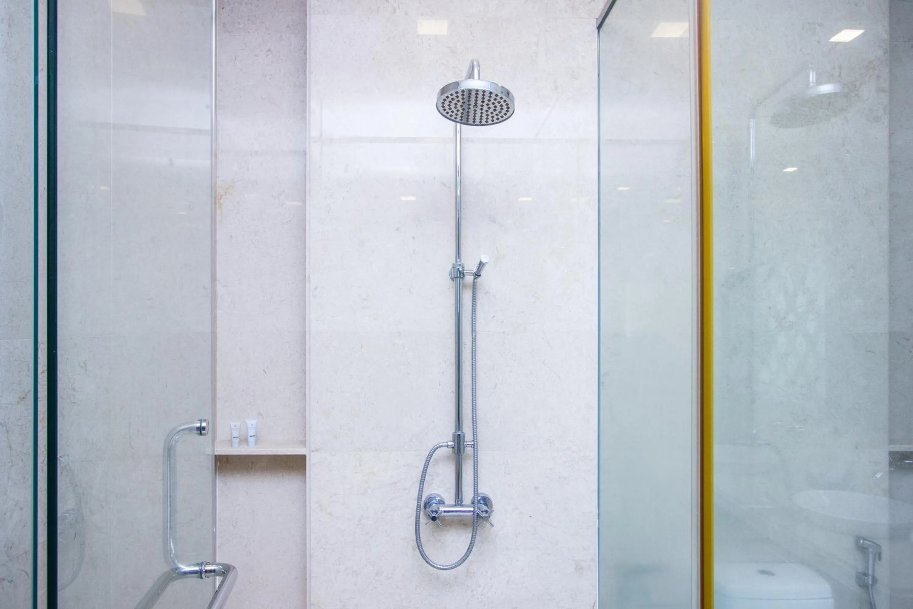 Shower in Profolio @ Straits Quay