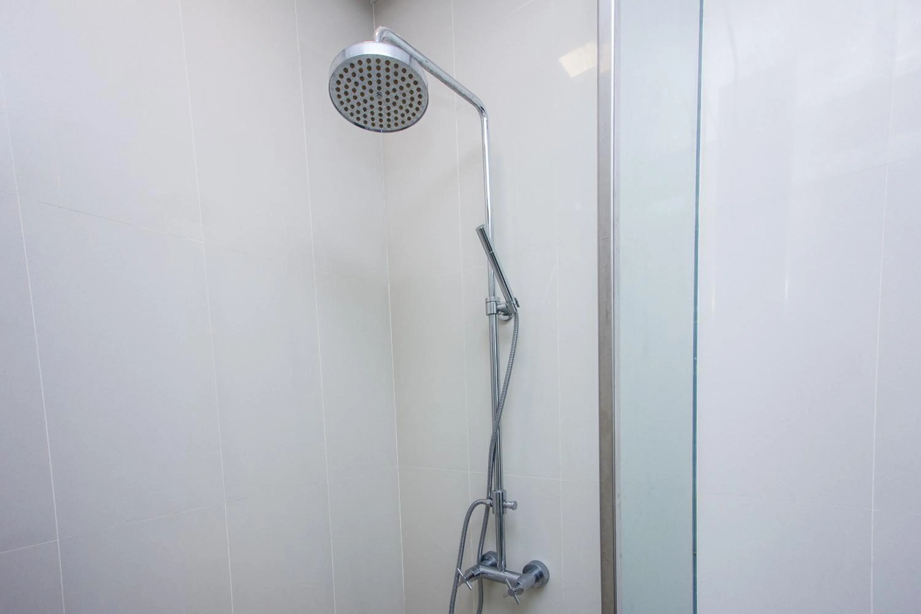Shower in Profolio @ Straits Quay
