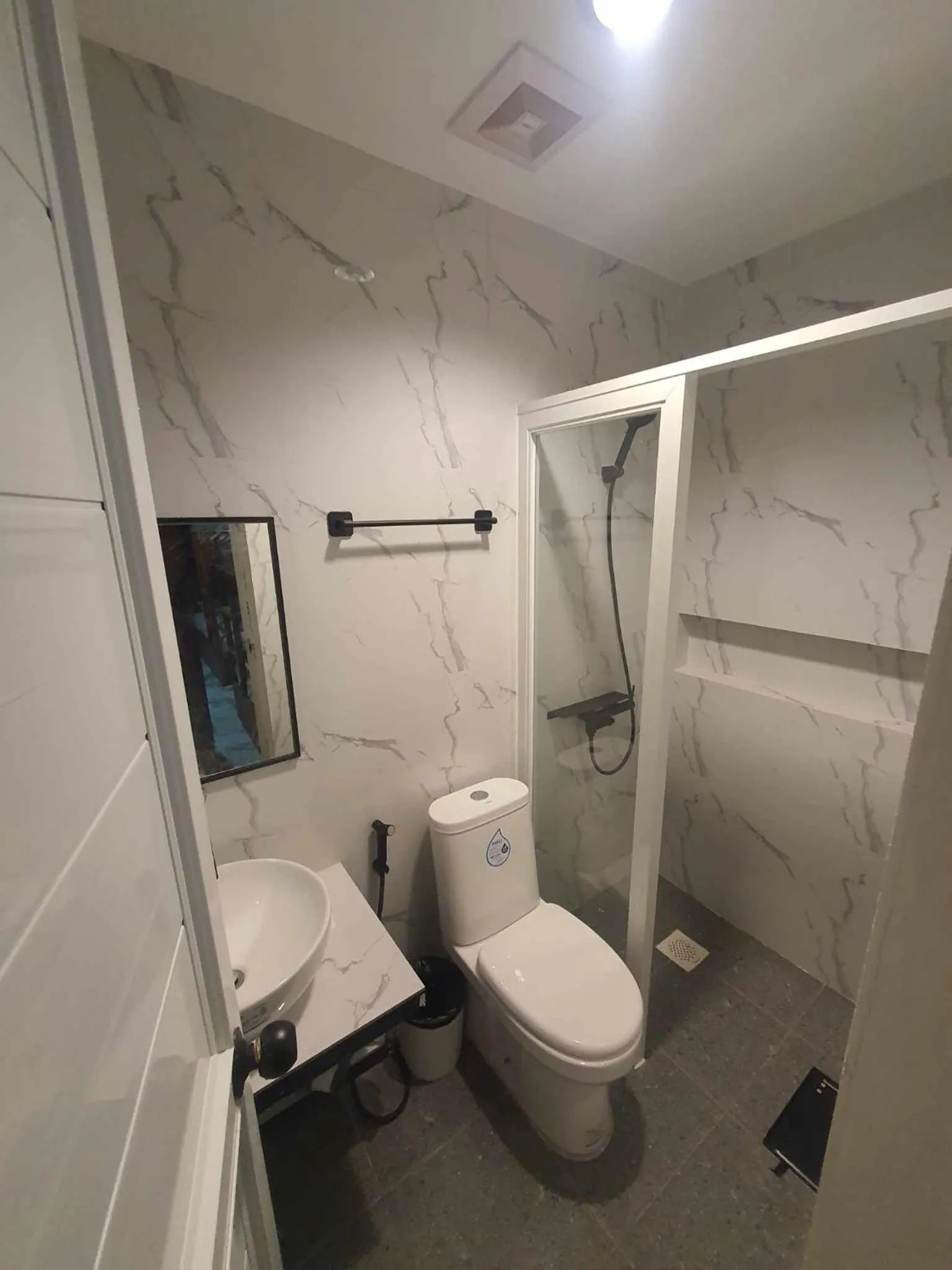 Shower in JMC4 Tawala Panglao Bohol near Alona Beach