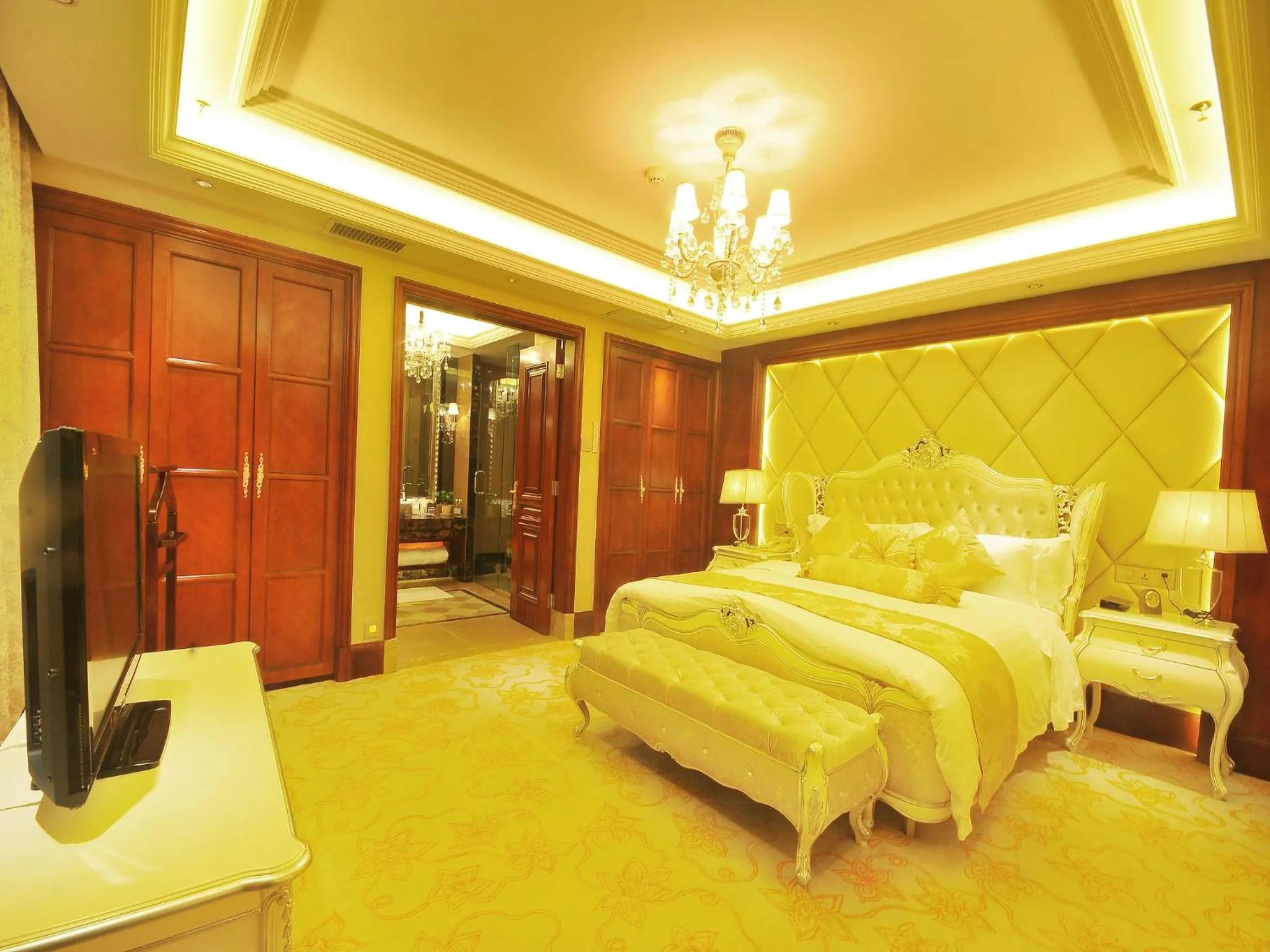 Photo of the whole room, Bed in Wenchang Waika Hotel