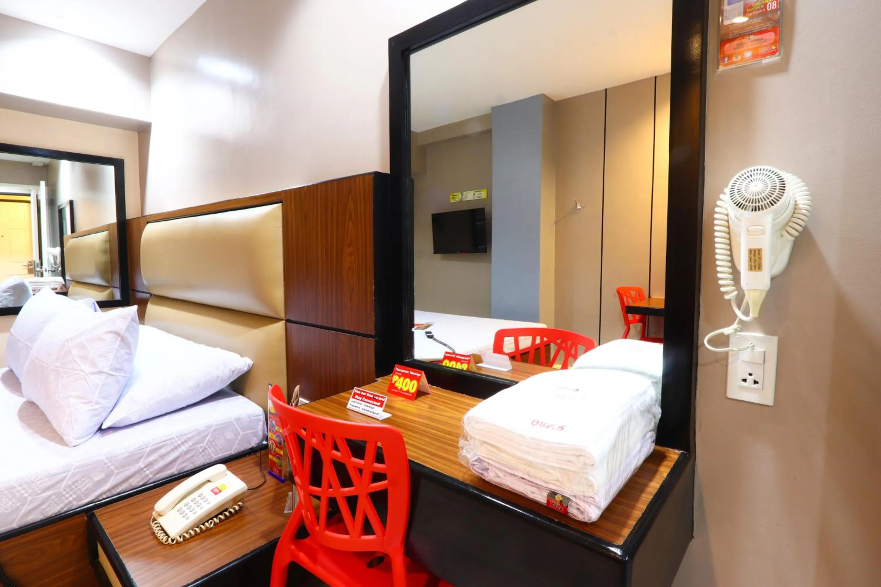 Bedroom, Bed in Hotel Sogo - Pasay Rotonda