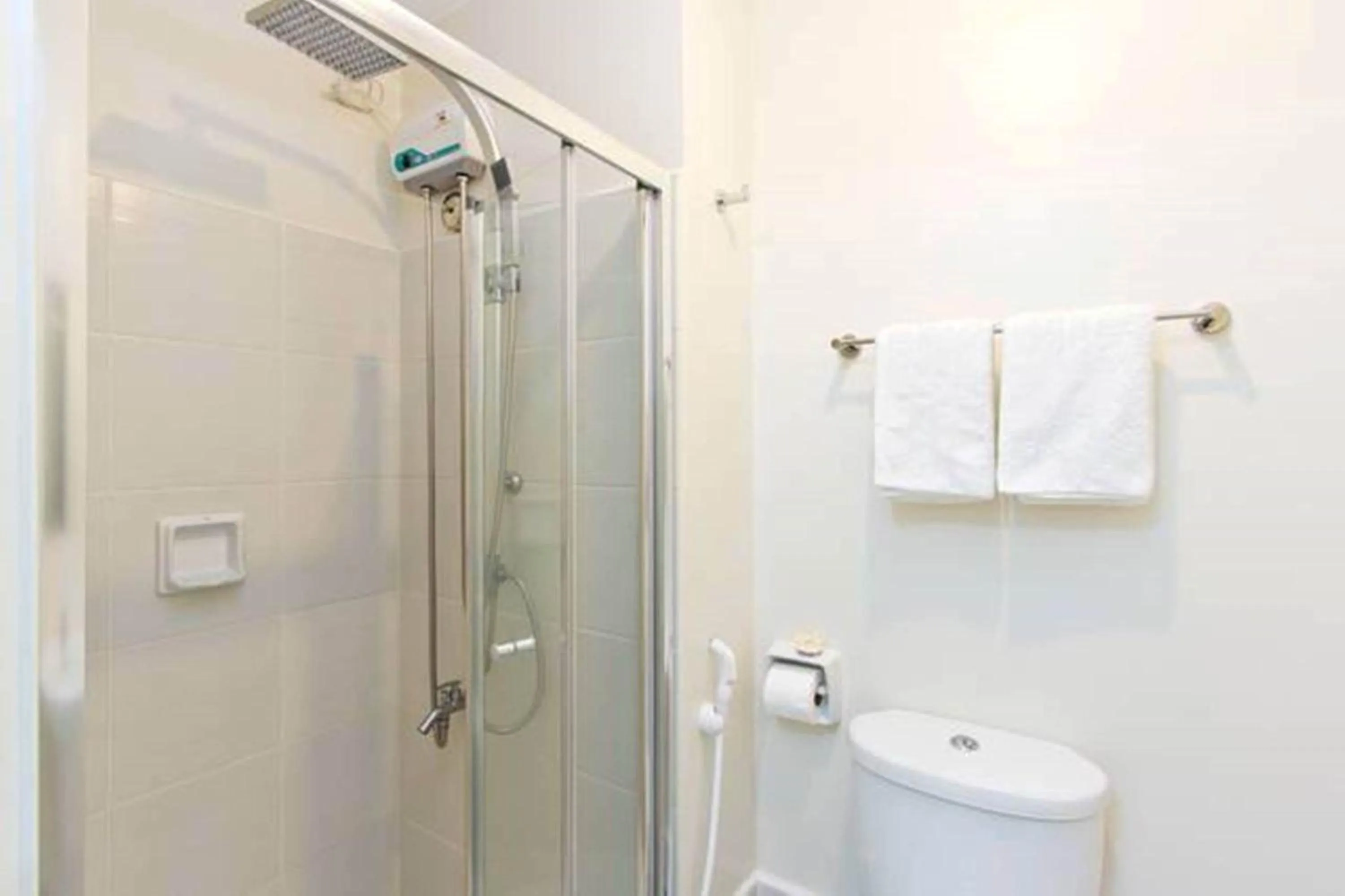 Shower in Condo Studio Luxe in Princeton Residences