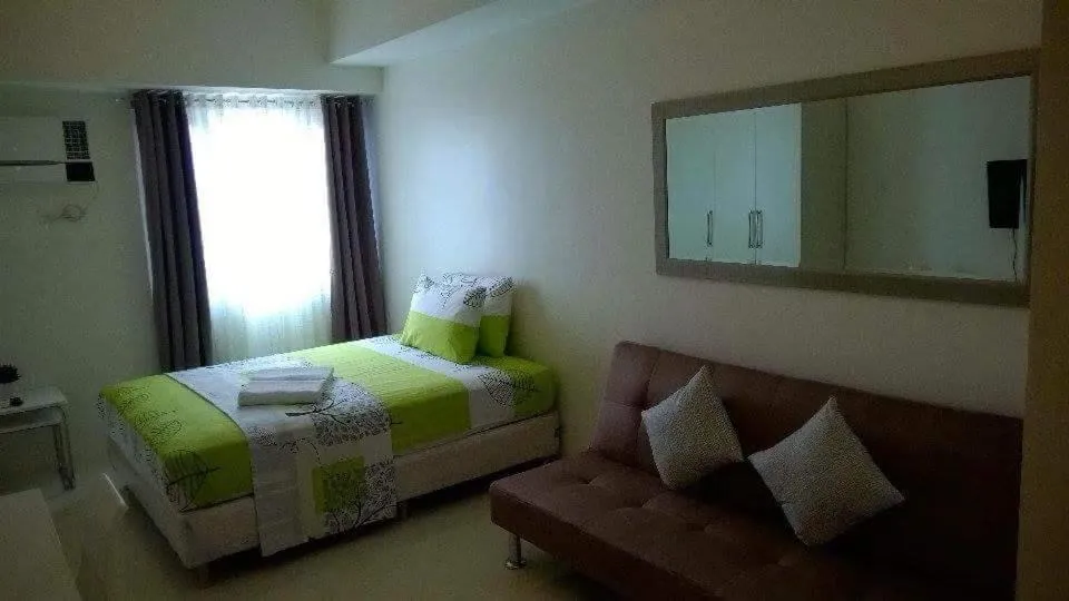 Photo of the whole room, Bed in Condo Studio Luxe in Princeton Residences