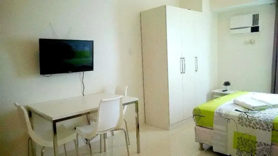 Bed in Condo Studio Luxe in Princeton Residences Bed in Condo Studio Luxe in Princeton Residences