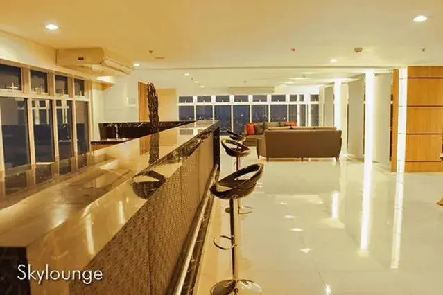 Lounge or bar in Condo Studio Luxe in Princeton Residences Lounge or bar in Condo Studio Luxe in Princeton Residences