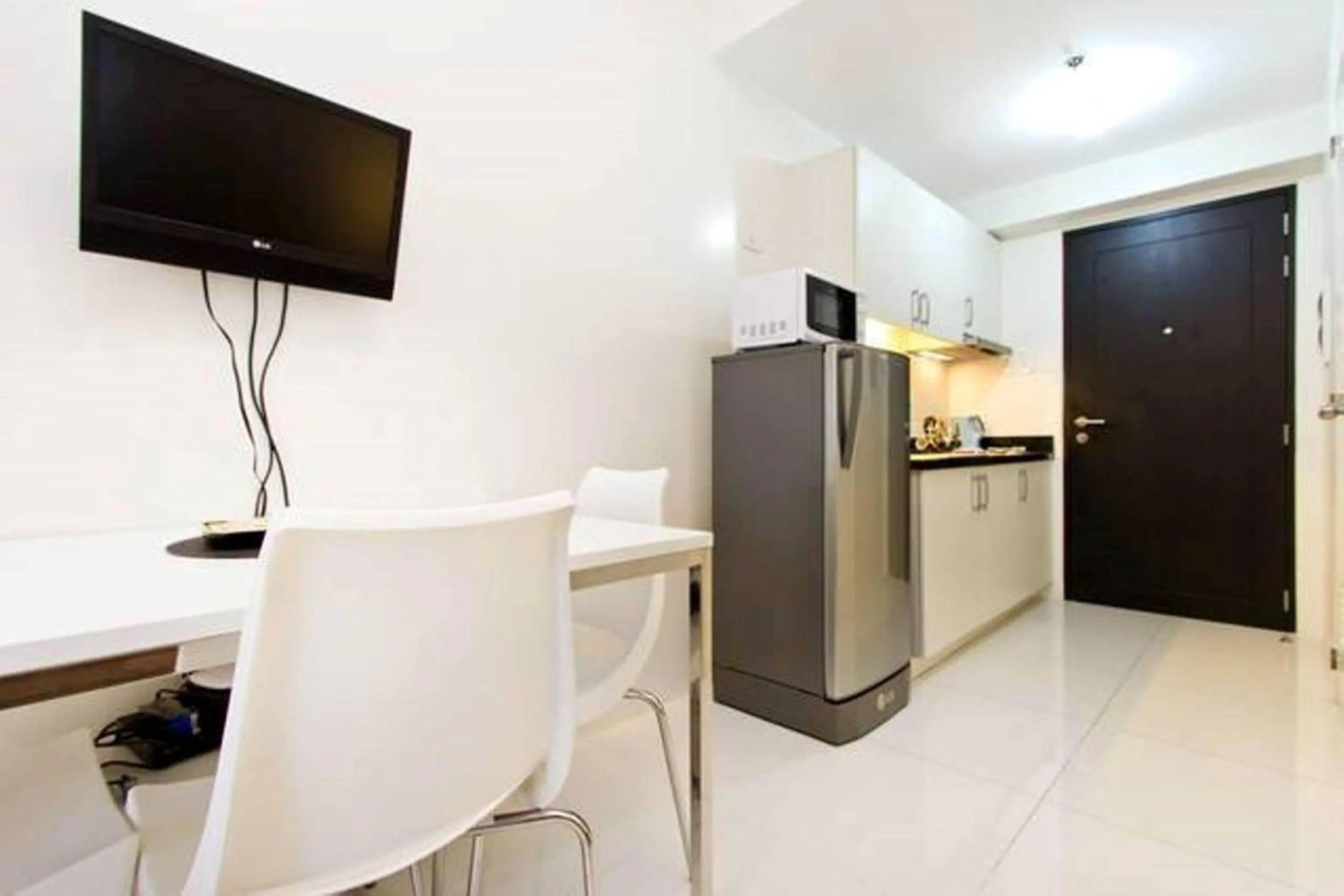 TV and multimedia in Condo Studio Luxe in Princeton Residences