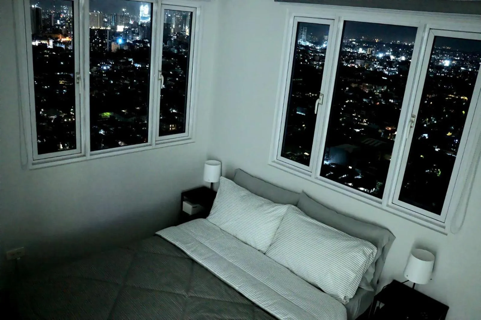 Bed in Condo Studio Luxe in Princeton Residences