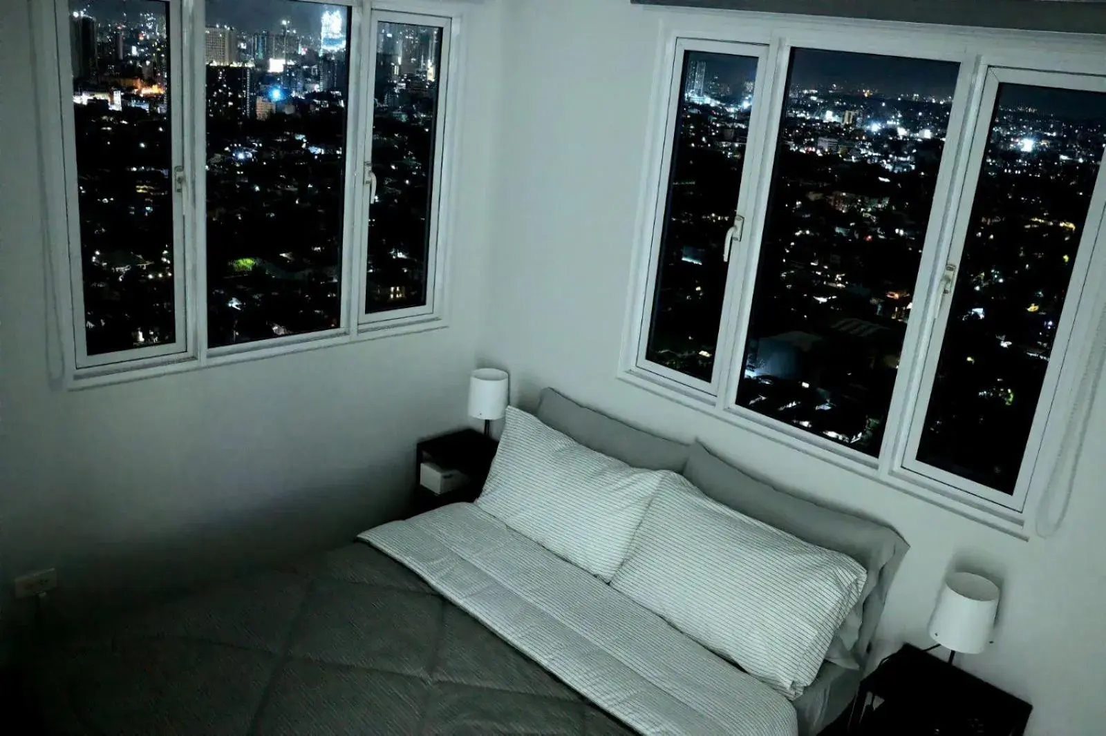 Bed in Condo Studio Luxe in Princeton Residences Bed in Condo Studio Luxe in Princeton Residences