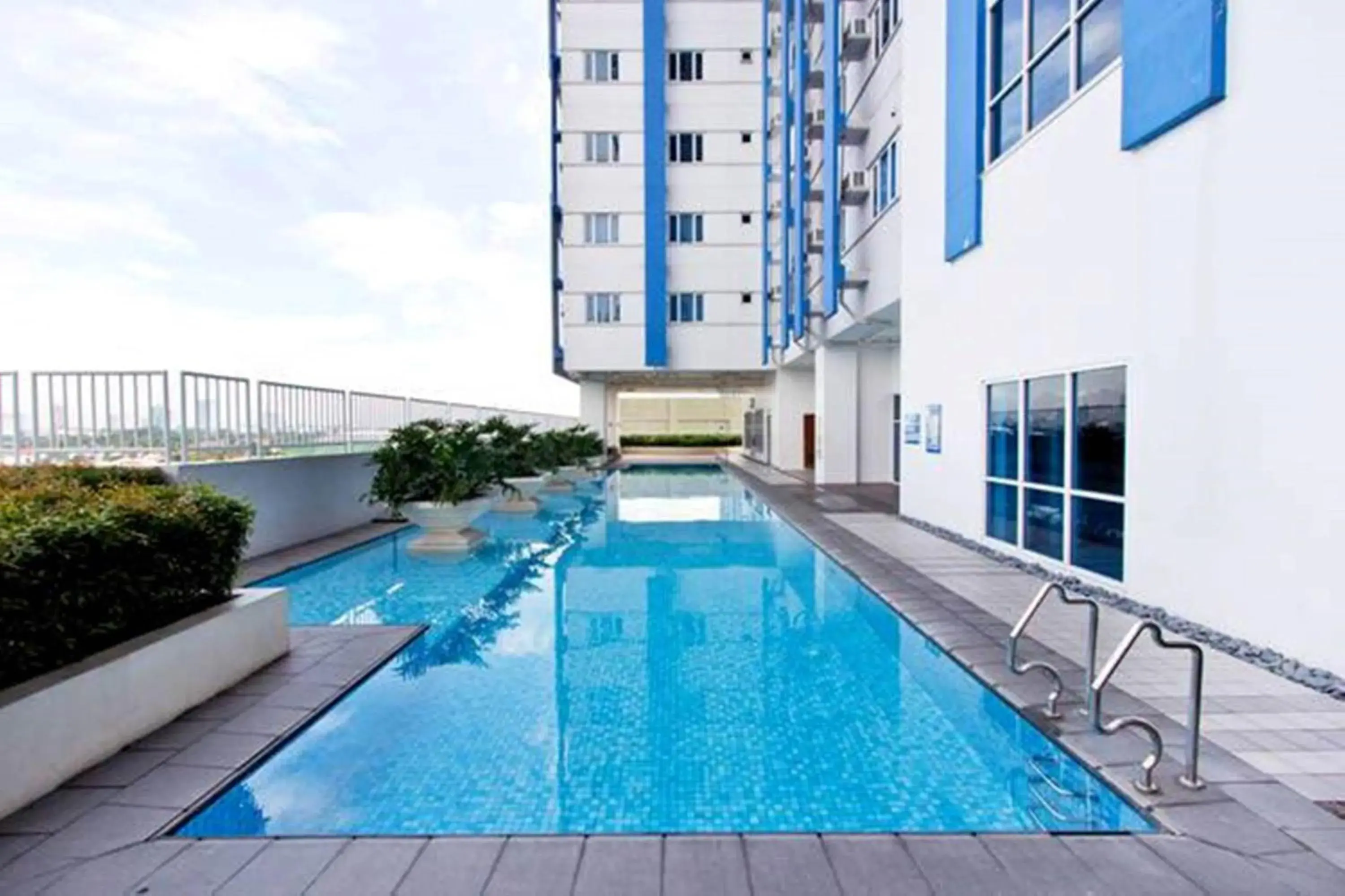 Swimming pool in Condo Studio Luxe in Princeton Residences Swimming pool in Condo Studio Luxe in Princeton Residences