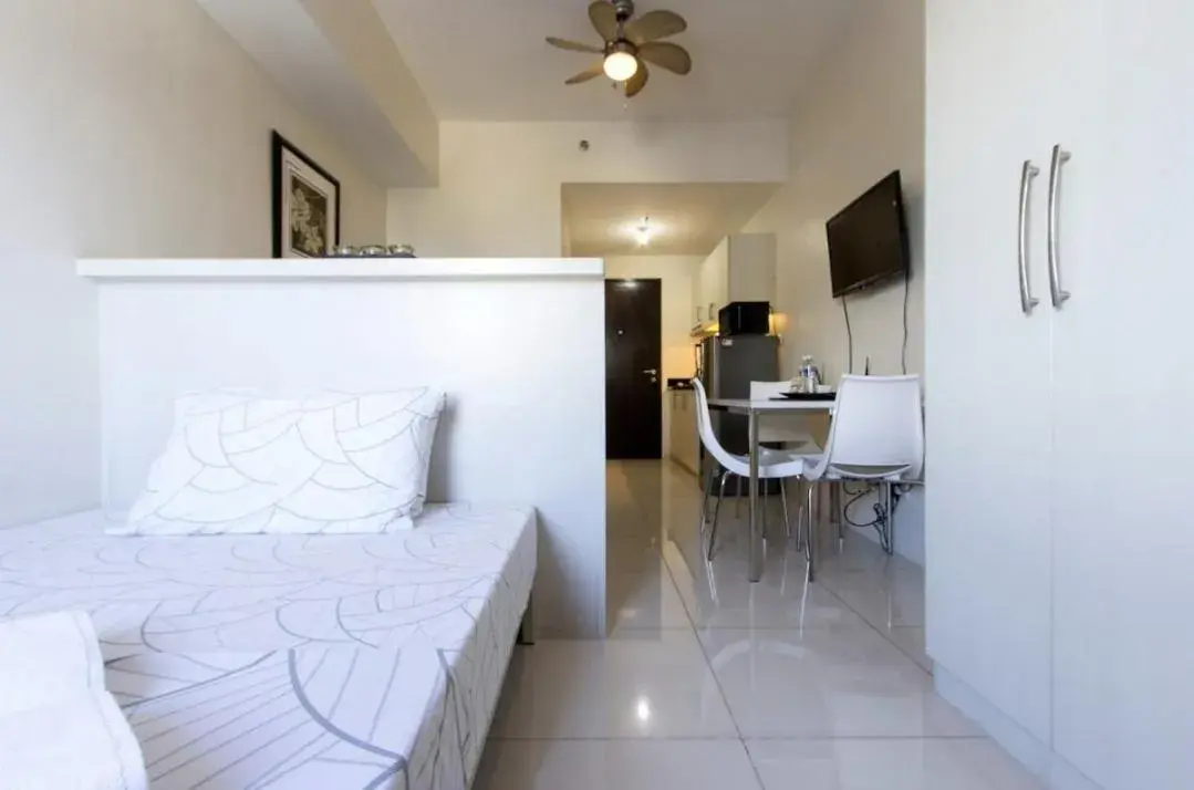 Bed in Condo Studio Luxe in Princeton Residences Bed in Condo Studio Luxe in Princeton Residences