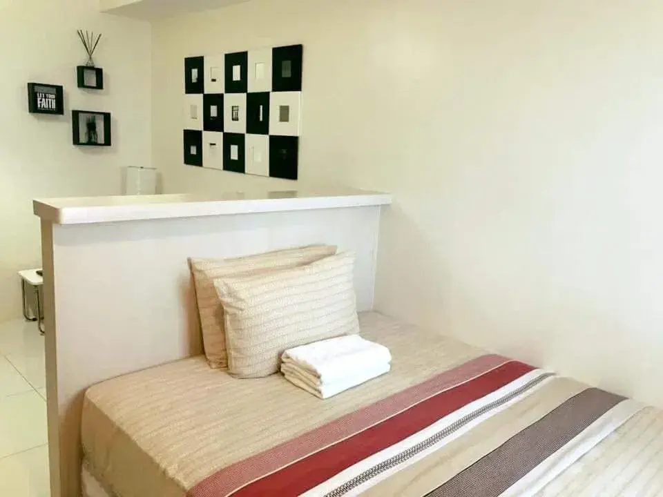 Bed in Condo Studio Luxe in Princeton Residences Bed in Condo Studio Luxe in Princeton Residences