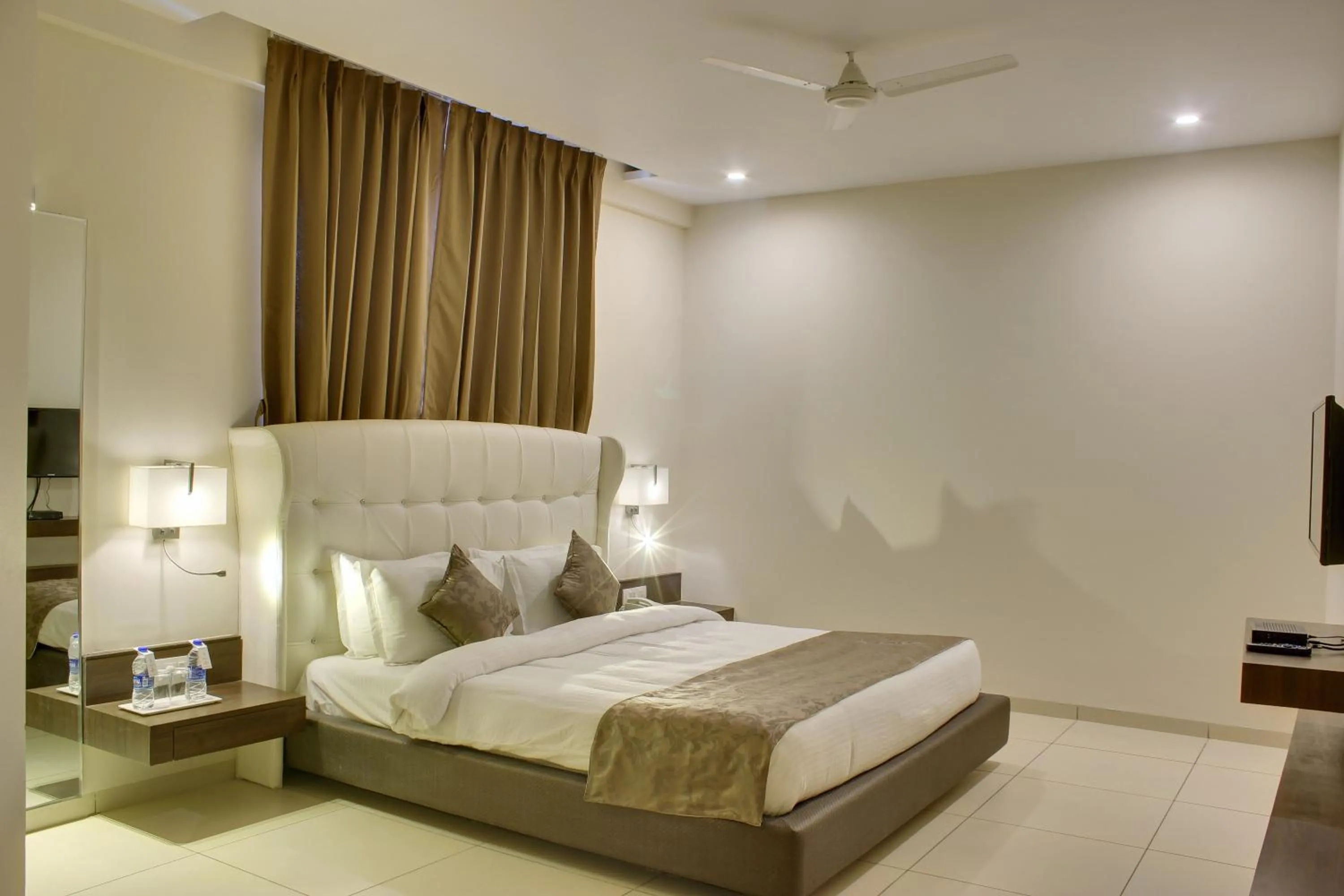 Photo of the whole room, Bed in Hotel Lake View