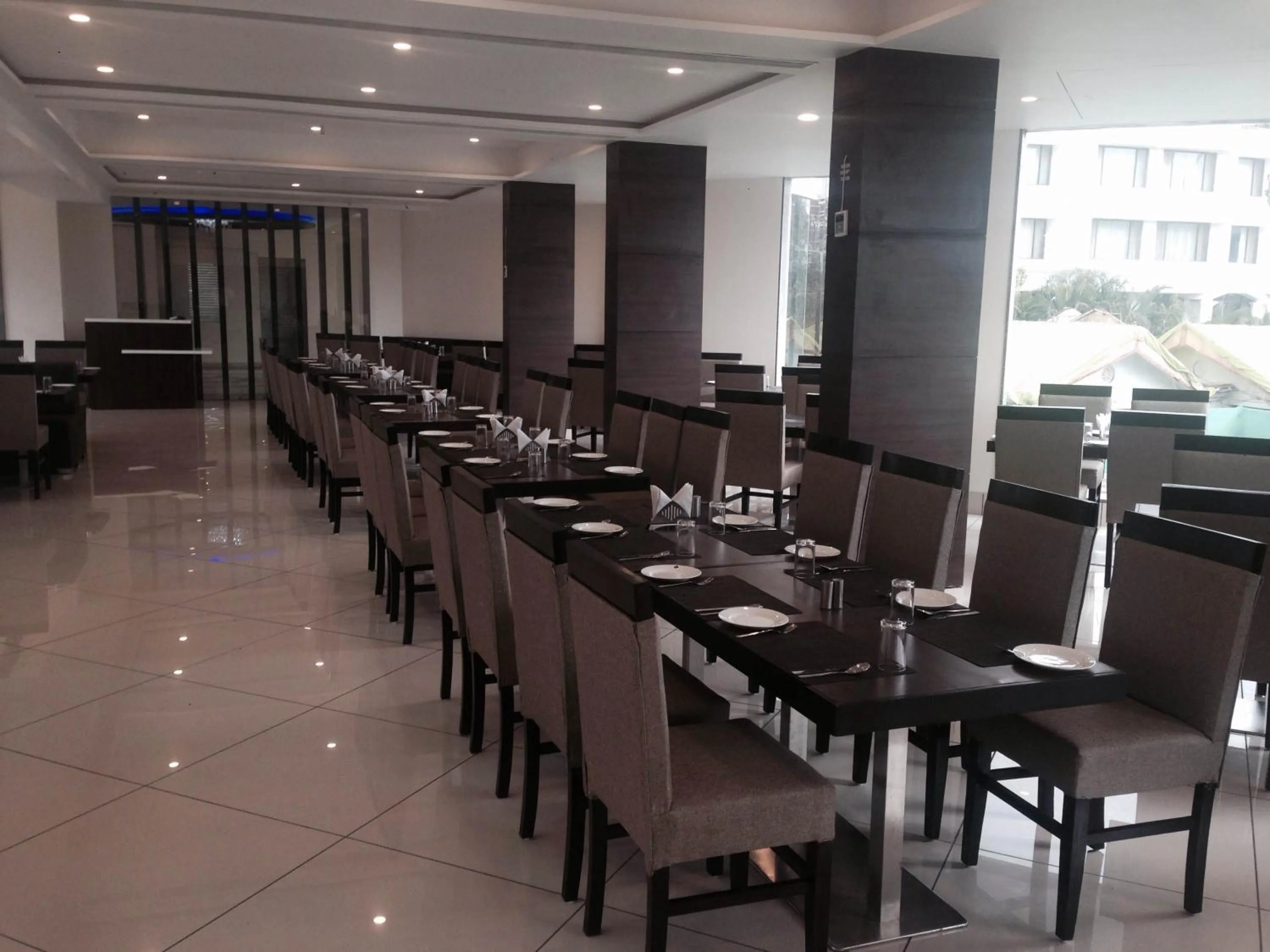 Restaurant/places to eat in Hotel Lake View