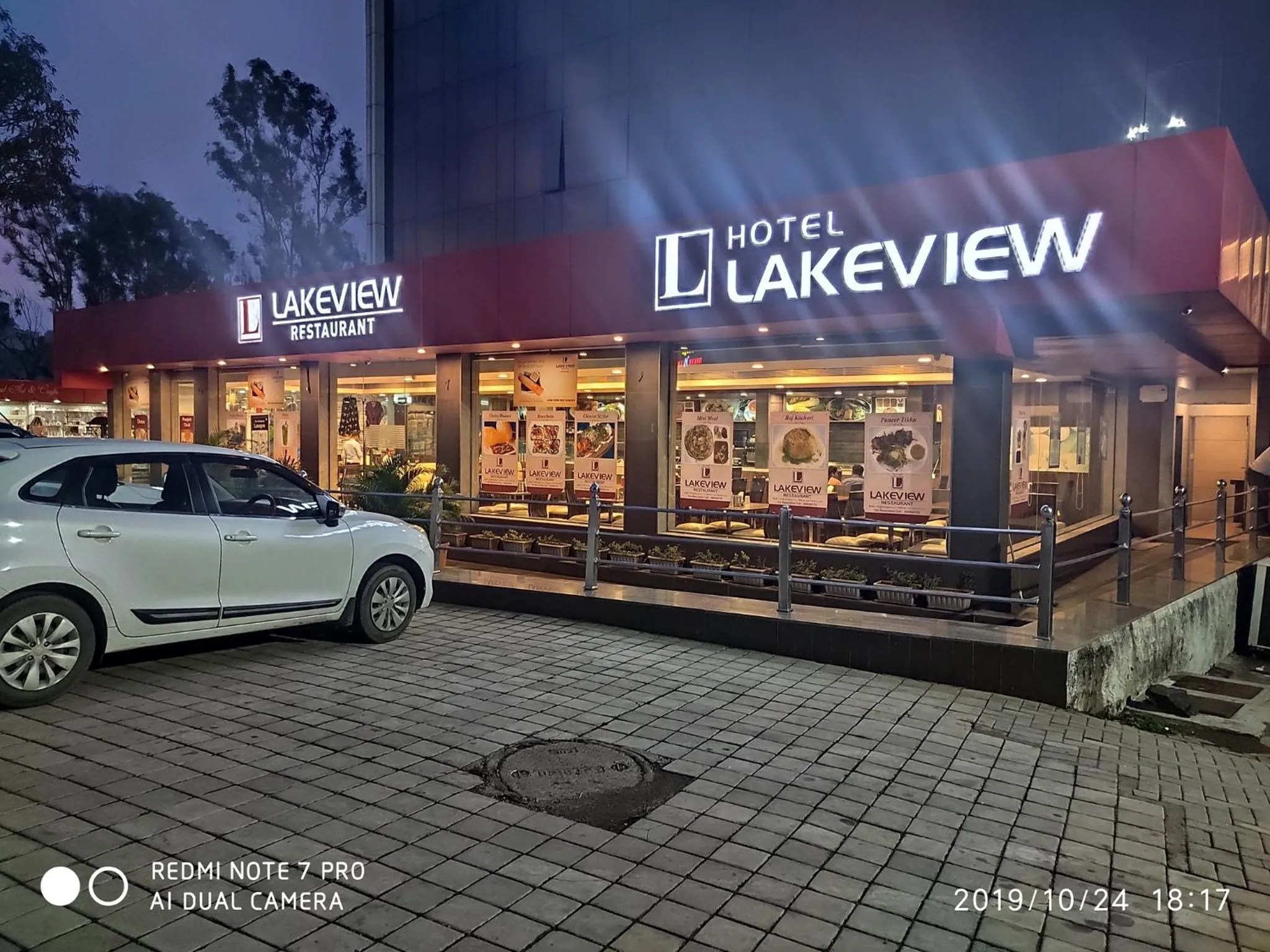 Food and drinks in Hotel Lake View