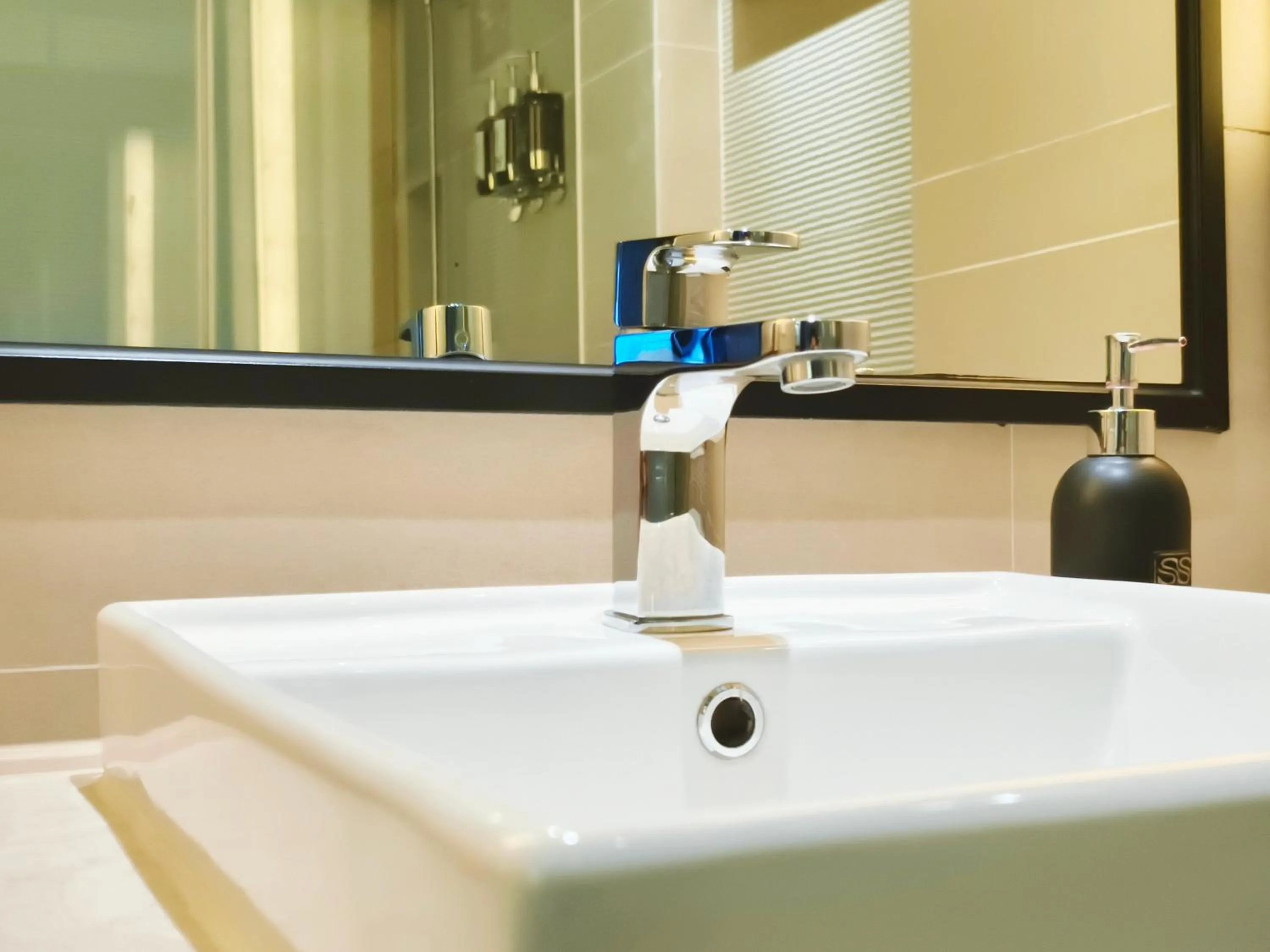 Toilet in SSAW Boutique Hotel Hangzhou East - Free Self Service Laundry