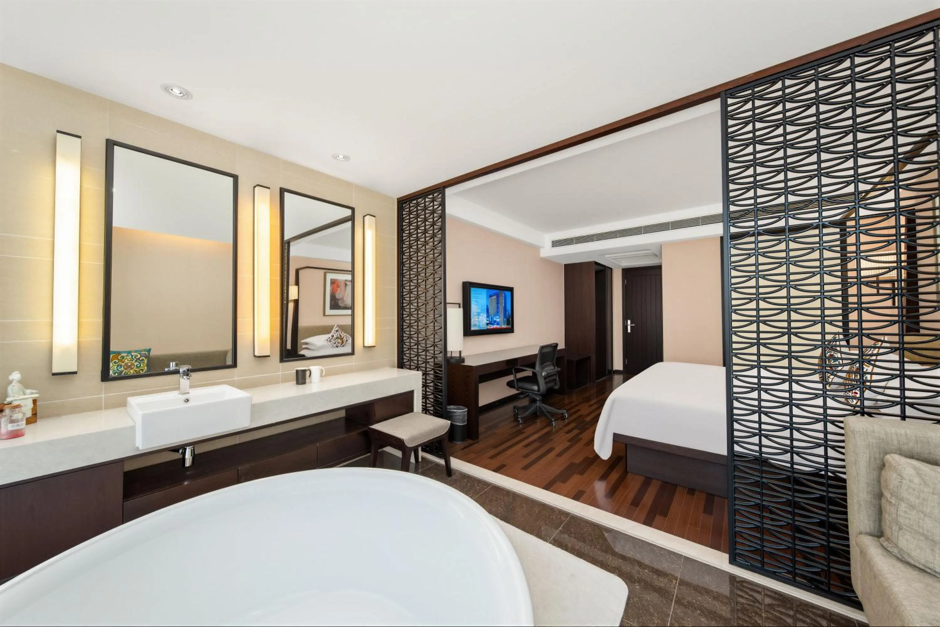 Photo of the whole room, Bed in SSAW Boutique Hotel Hangzhou East - Free Self Service Laundry