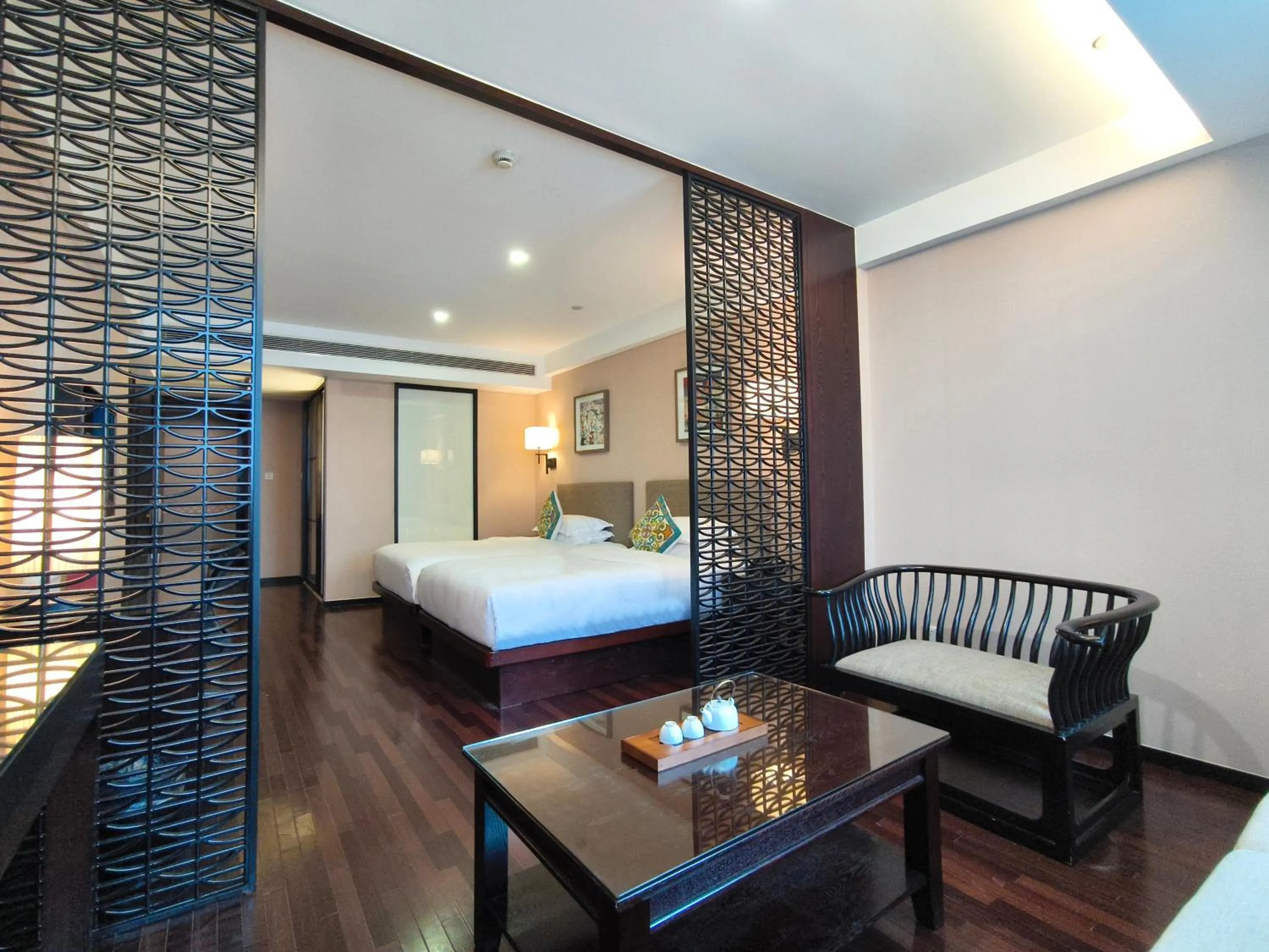 Photo of the whole room, Bed in SSAW Boutique Hotel Hangzhou East - Free Self Service Laundry