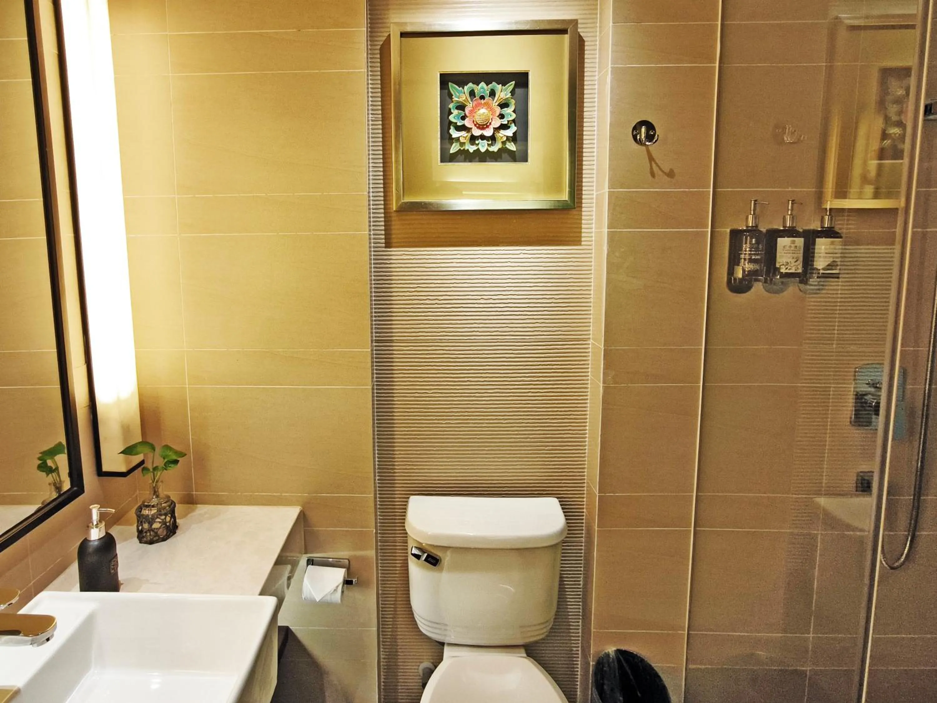 Toilet in SSAW Boutique Hotel Hangzhou East - Free Self Service Laundry