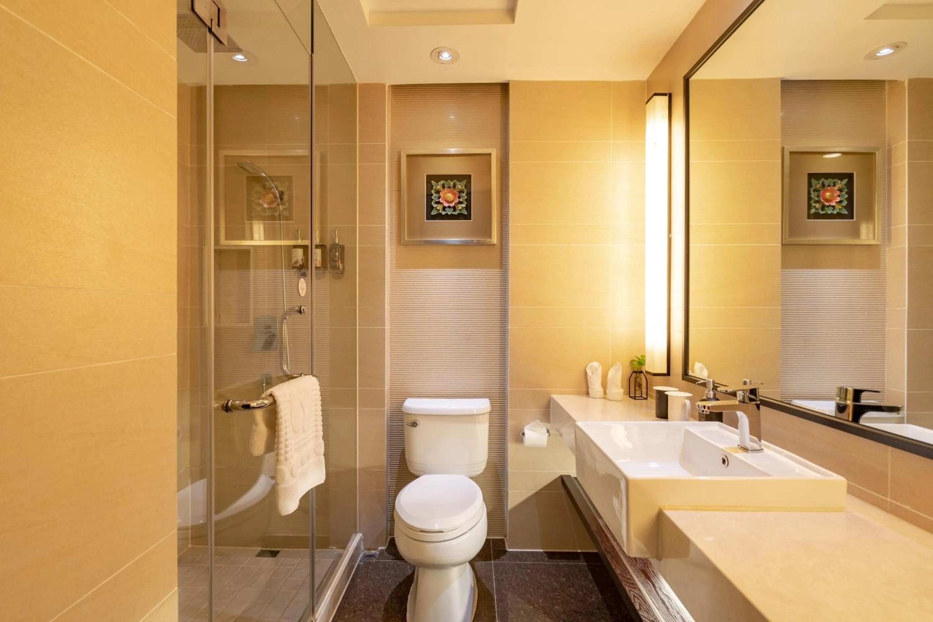 Toilet in SSAW Boutique Hotel Hangzhou East - Free Self Service Laundry