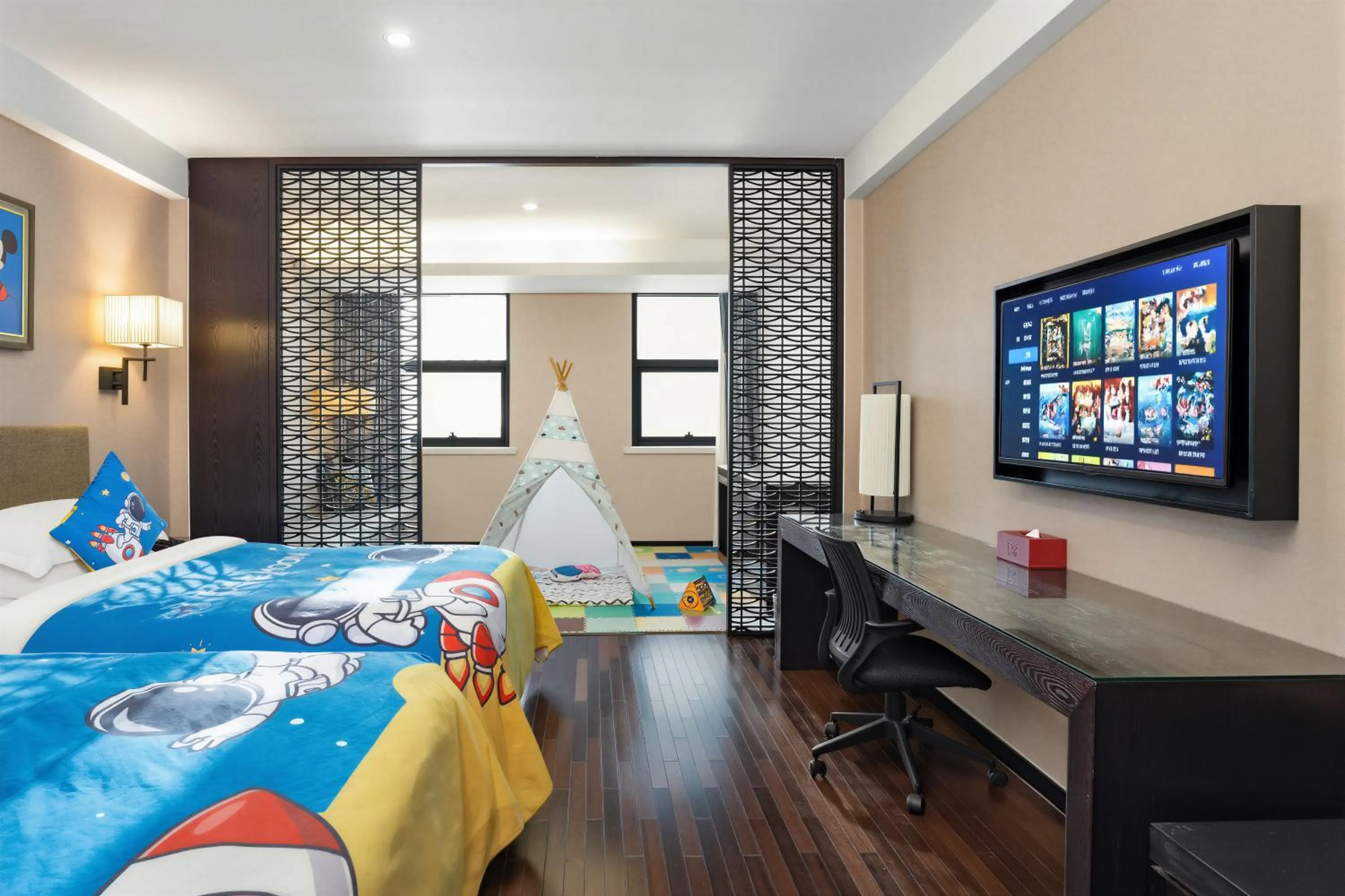 Photo of the whole room, Bed in SSAW Boutique Hotel Hangzhou East - Free Self Service Laundry