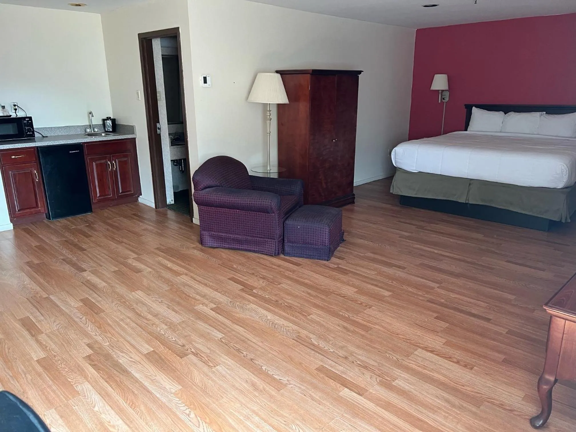 Photo of the whole room, Bed in Pottsville Hotel