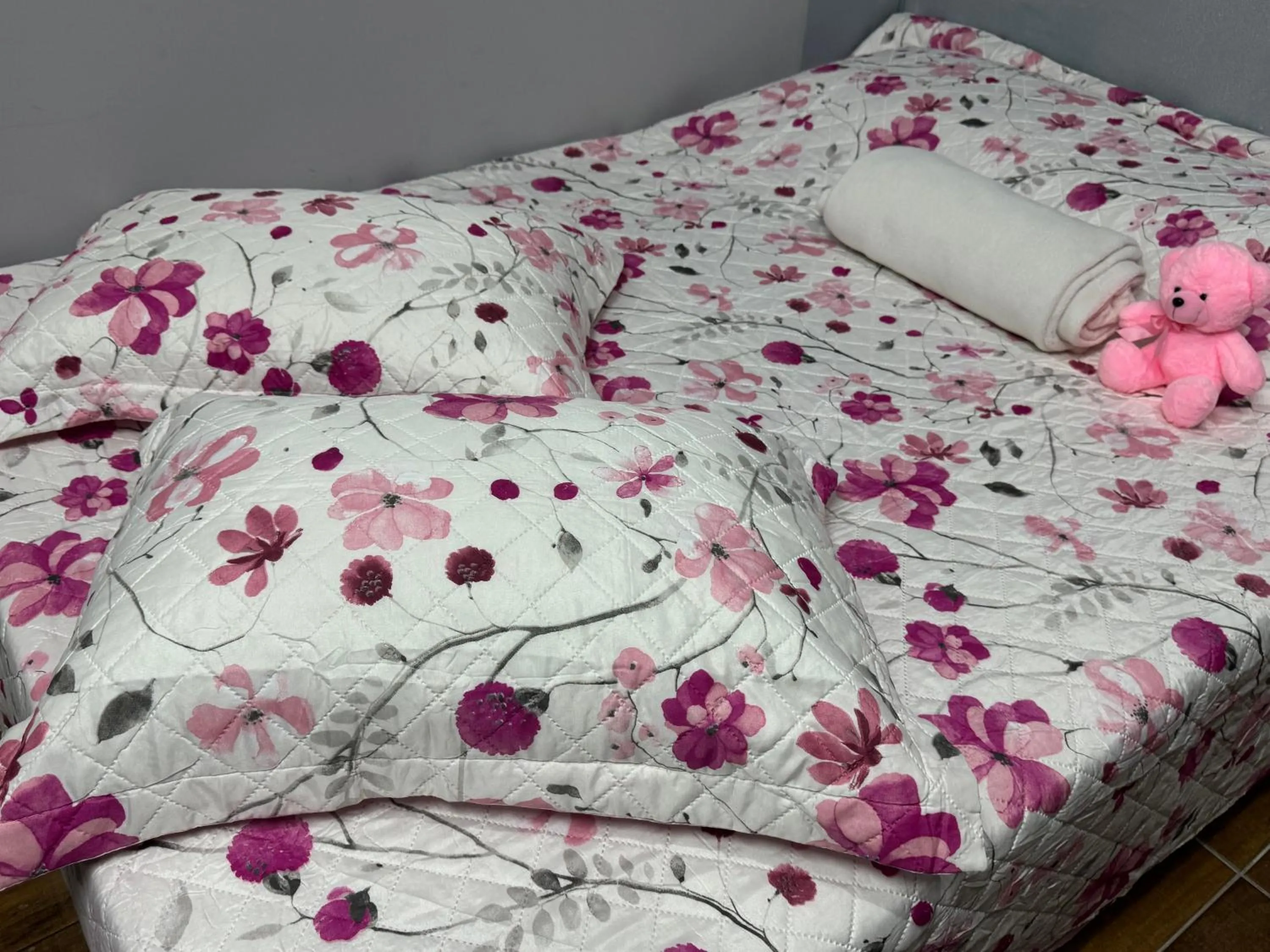 Bed in Studio com quarto e banheiro em frente ao Parque do Lago Acomoda até 2 pessoas 1 cama