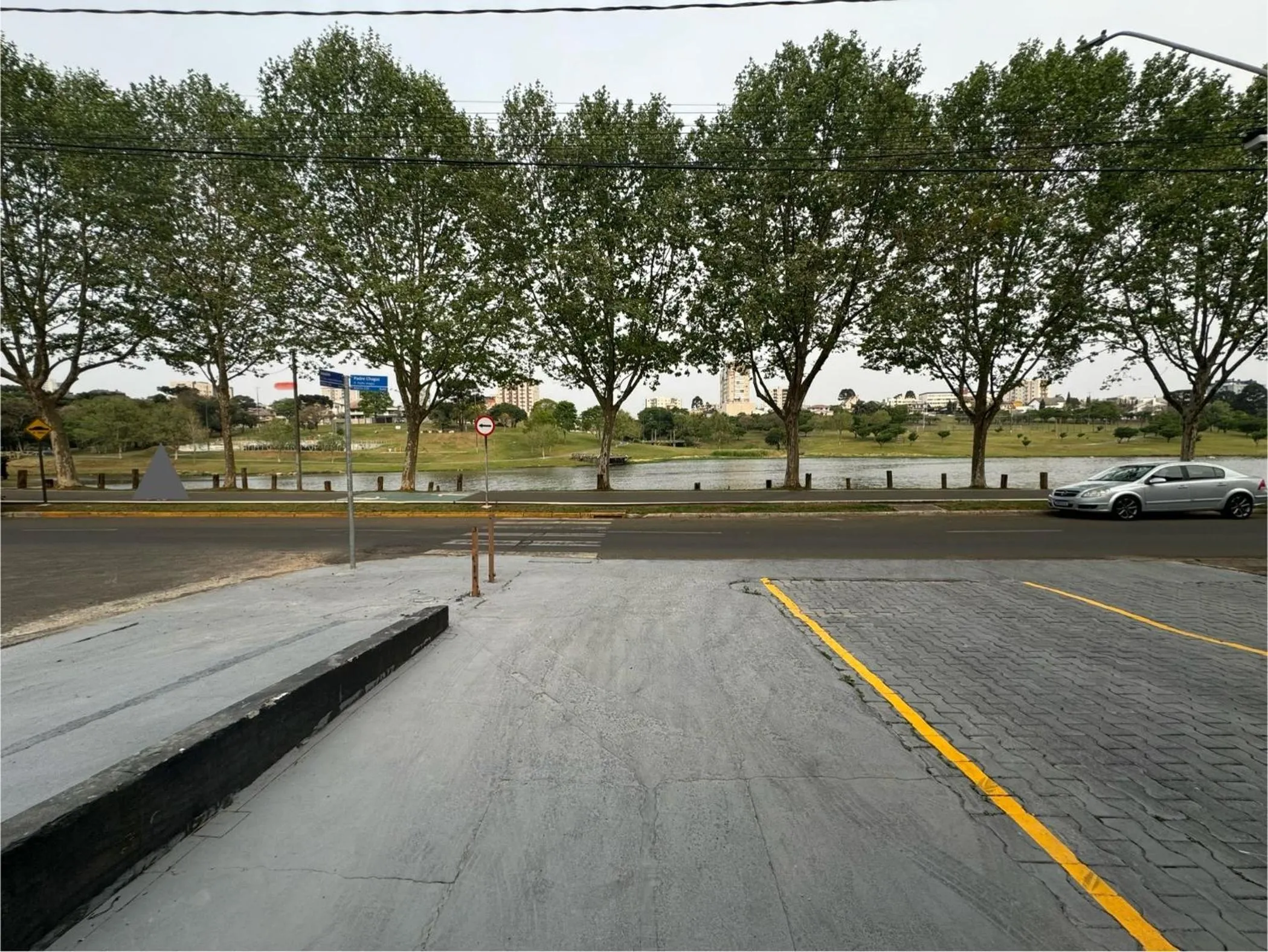 Studio com quarto e banheiro em frente ao Parque do Lago Acomoda até 2 pessoas 1 cama