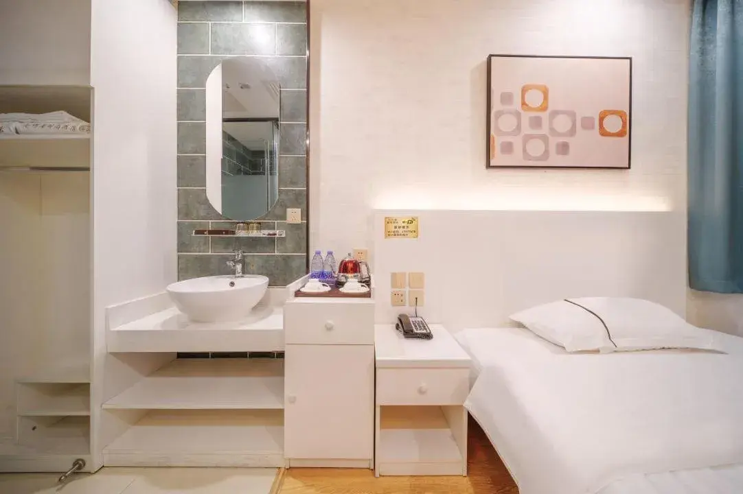 Bed in QiQiaoWu Fashion Hotel - Beijing Songjiazhuang Subway Station Bed in QiQiaoWu Fashion Hotel - Beijing Songjiazhuang Subway Station