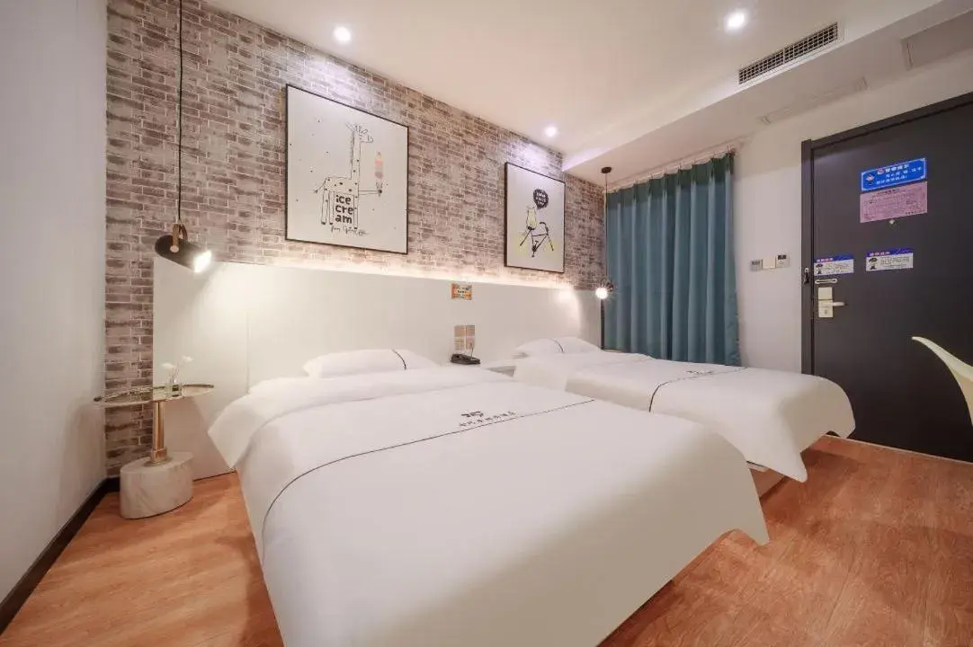 Bed in QiQiaoWu Fashion Hotel - Beijing Songjiazhuang Subway Station Bed in QiQiaoWu Fashion Hotel - Beijing Songjiazhuang Subway Station