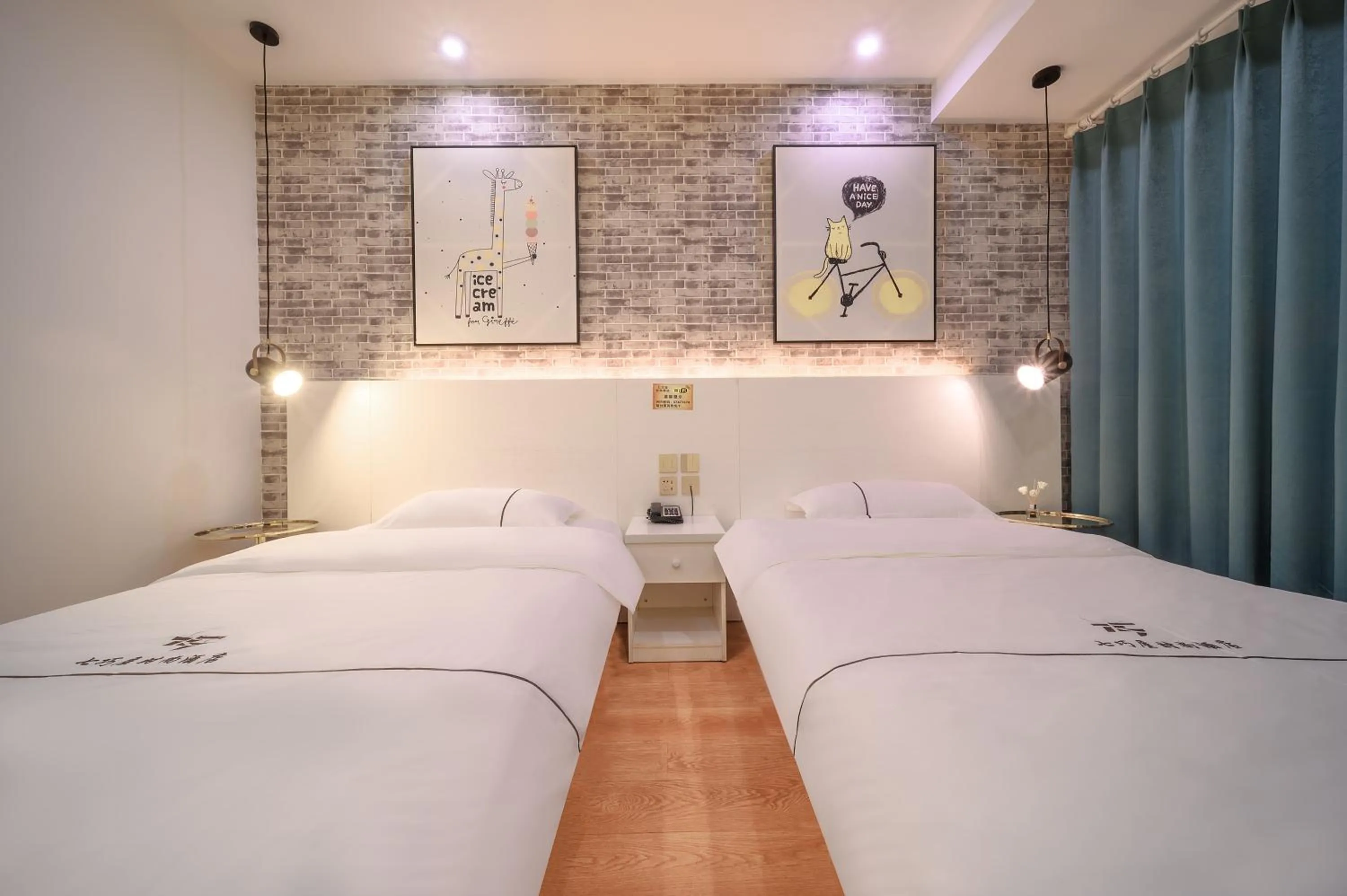 Photo of the whole room, Bed in QiQiaoWu Fashion Hotel - Beijing Songjiazhuang Subway Station