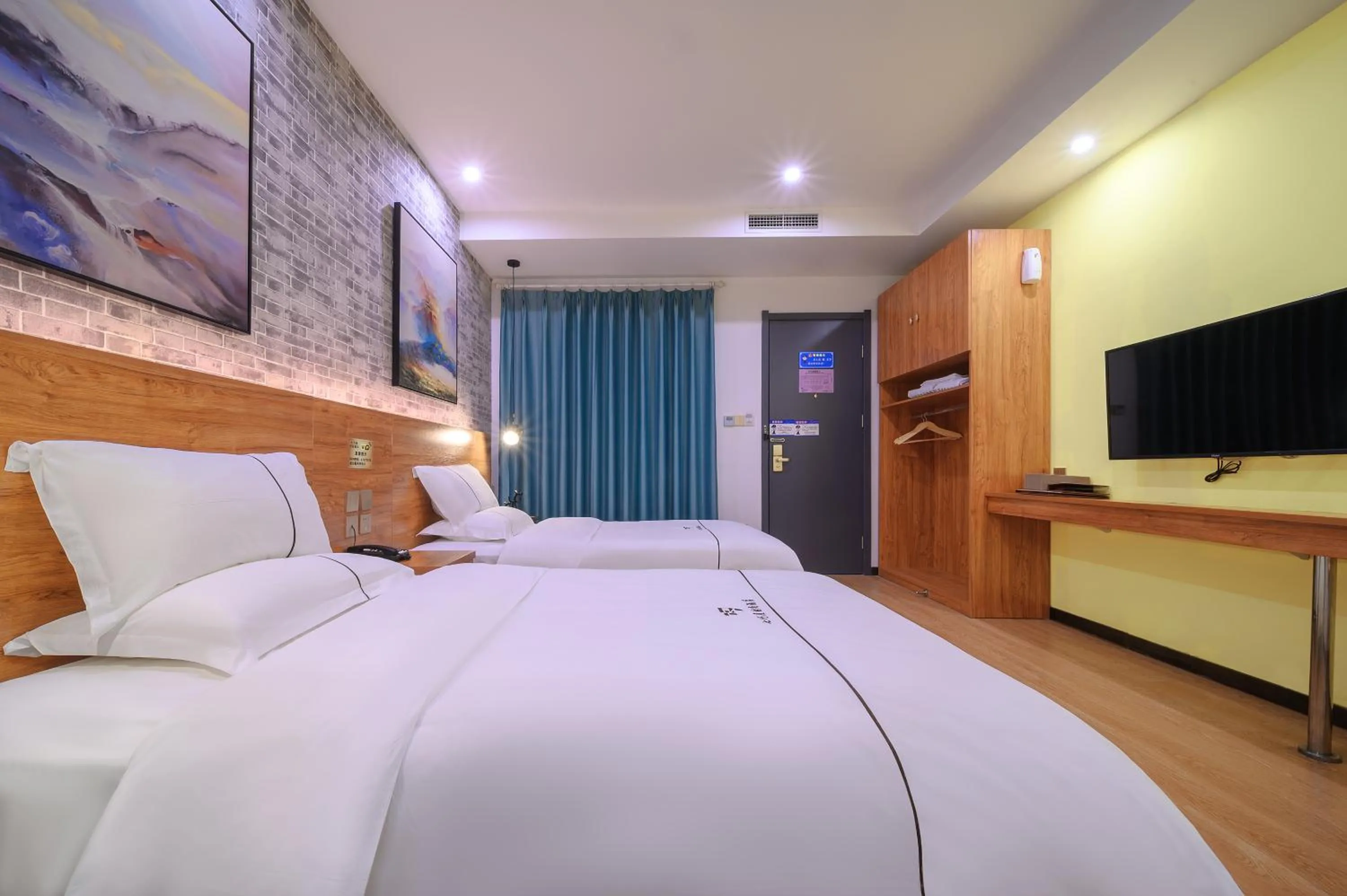 Photo of the whole room, Bed in QiQiaoWu Fashion Hotel - Beijing Songjiazhuang Subway Station