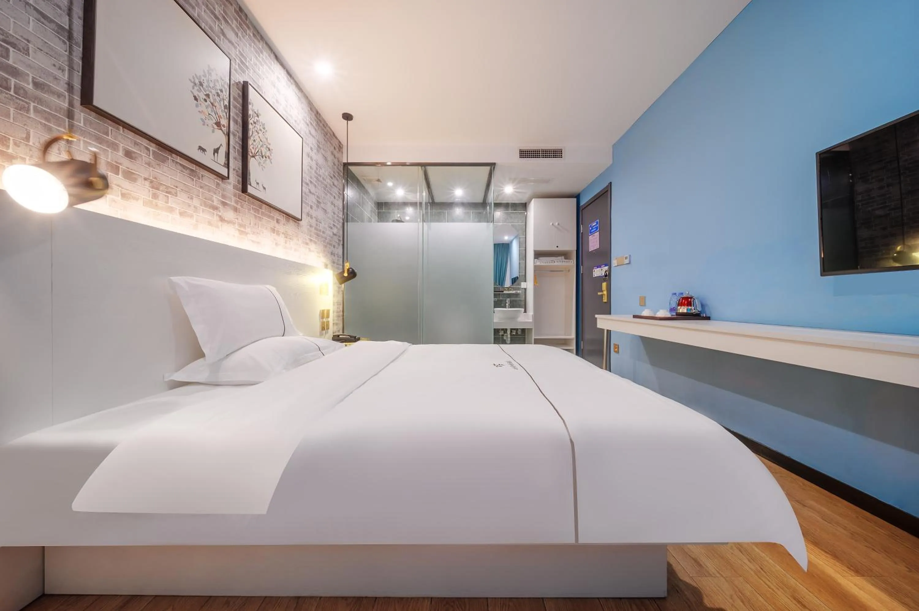 Bedroom, Bed in QiQiaoWu Fashion Hotel - Beijing Songjiazhuang Subway Station