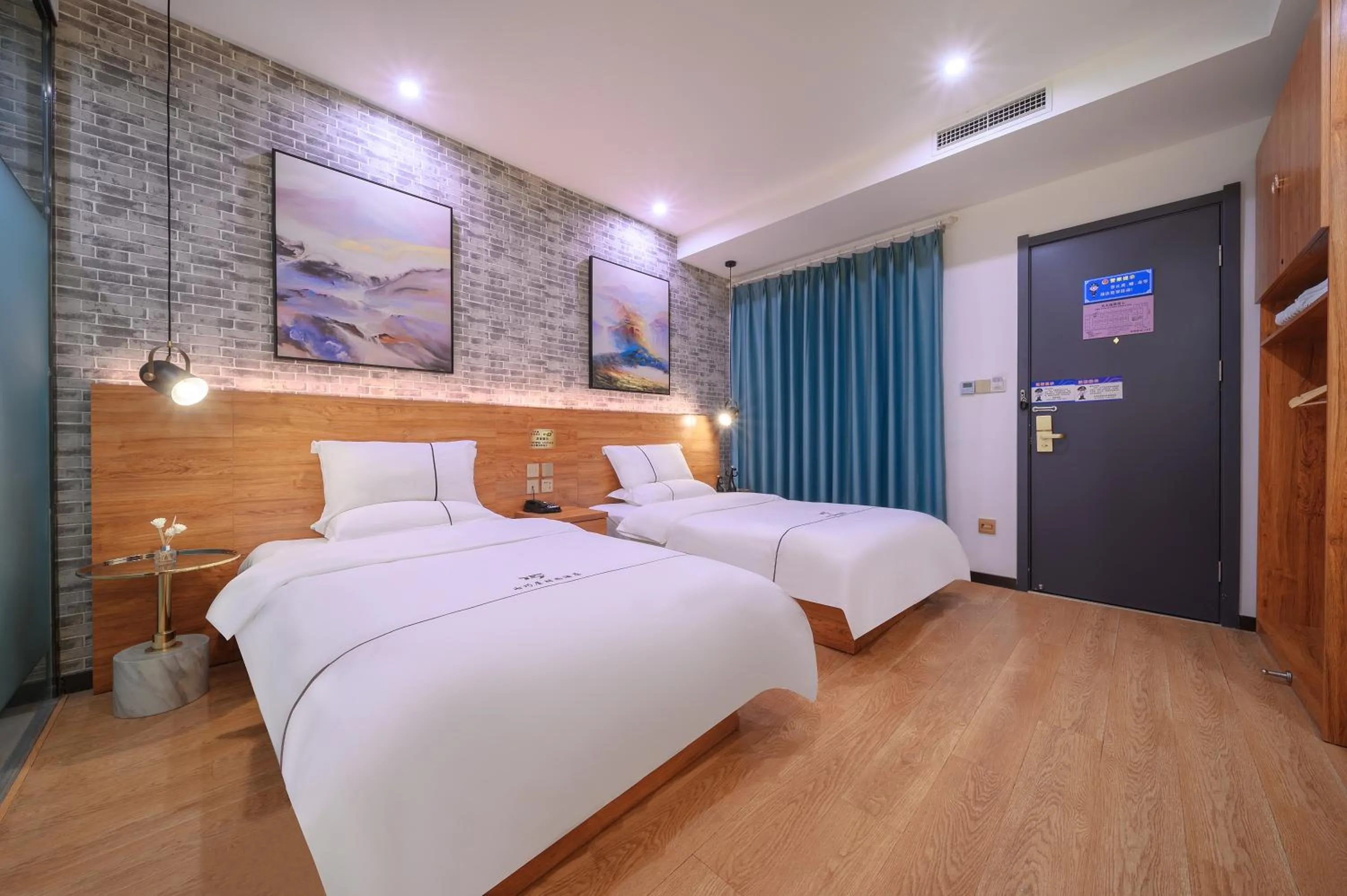 Photo of the whole room, Bed in QiQiaoWu Fashion Hotel - Beijing Songjiazhuang Subway Station