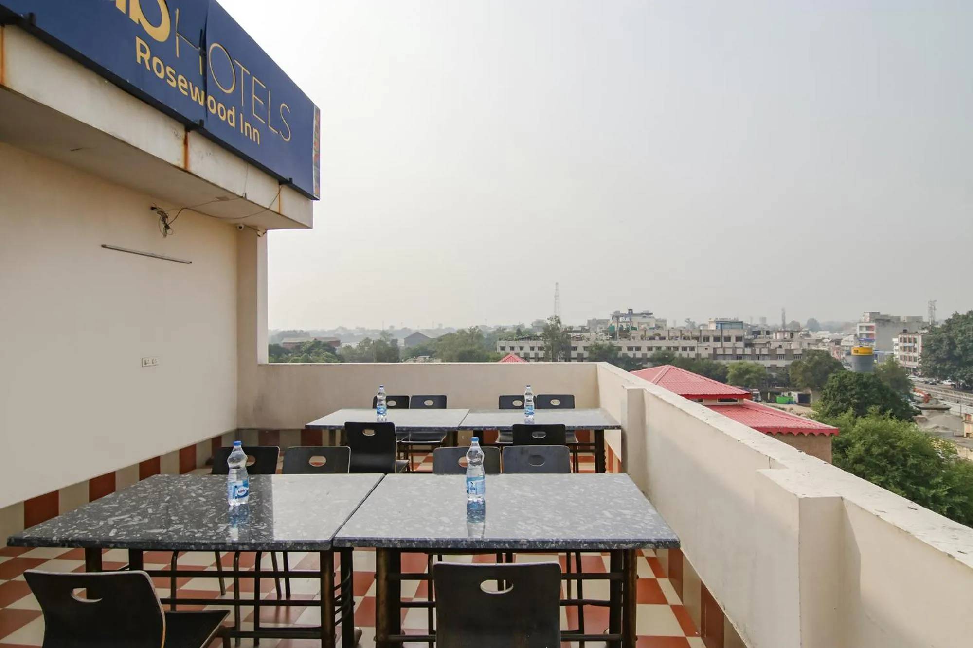 Restaurant/places to eat in Hotel Rosewood Inn