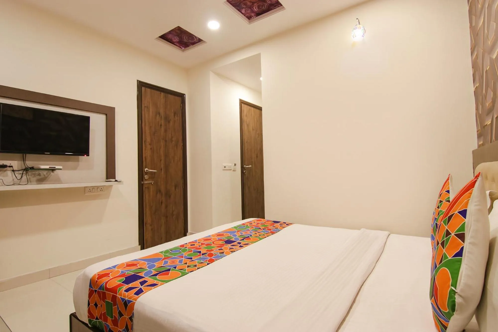 Bedroom, Bed in Hotel Rosewood Inn