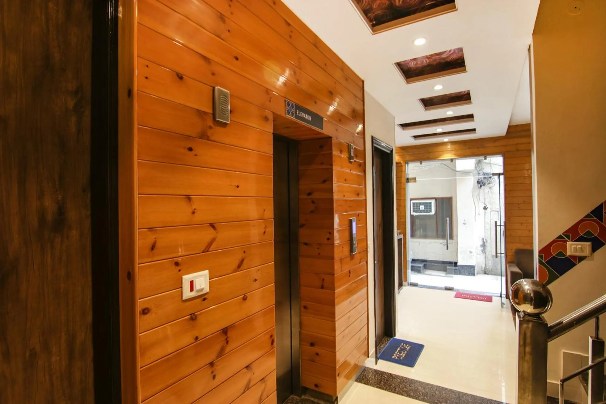 elevator in Hotel Rosewood Inn