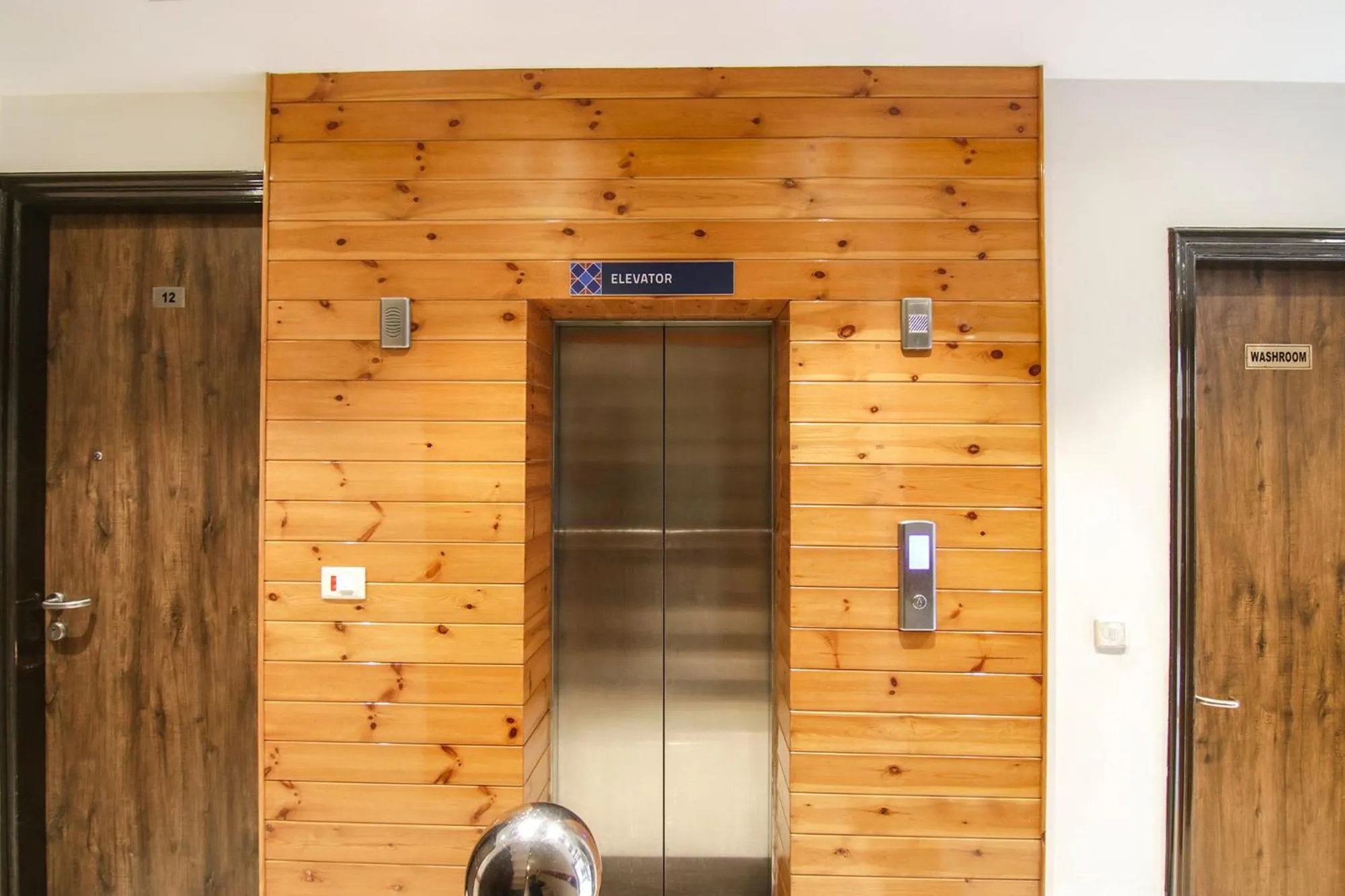 elevator in Hotel Rosewood Inn