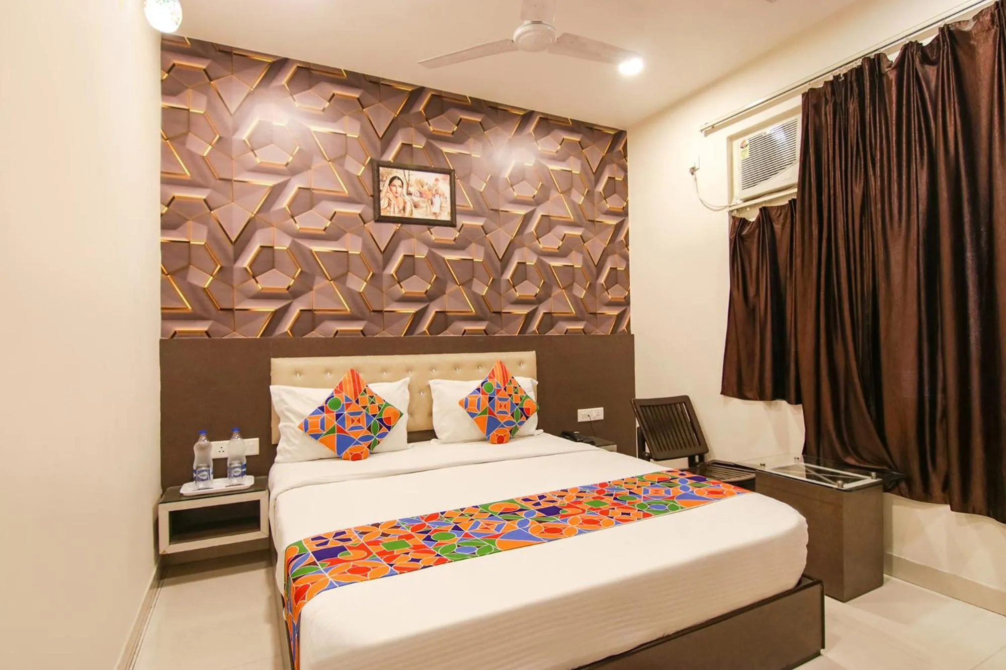 Bedroom, Bed in Hotel Rosewood Inn