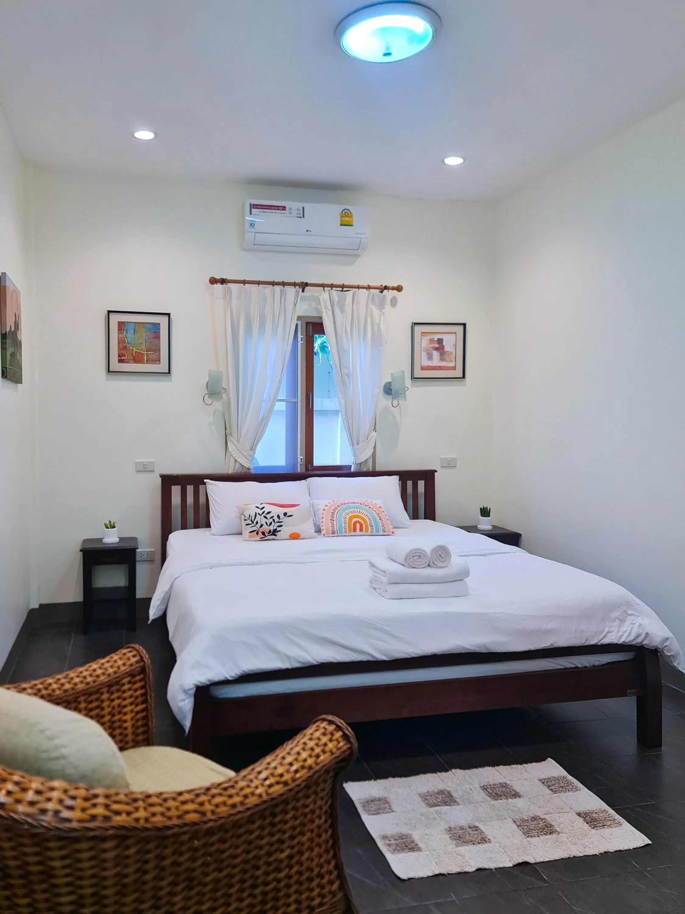 Bed in 1 Bedroom House With Pool In Central Location